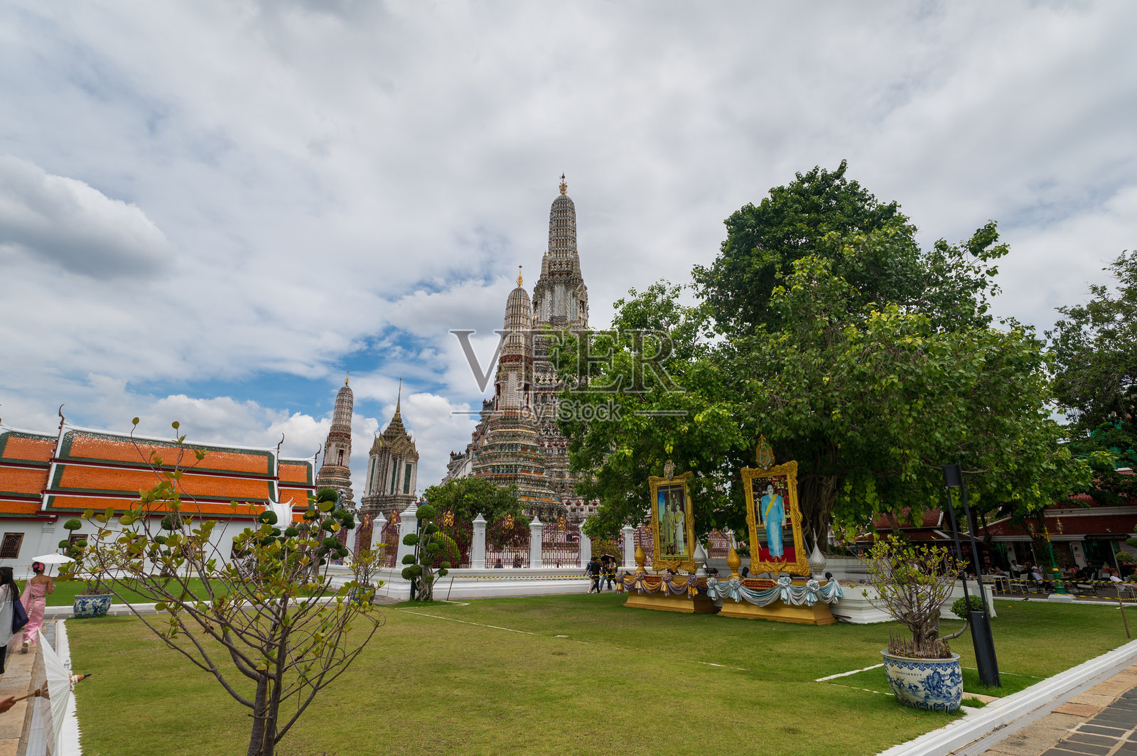 曼谷的佛塔和寺庙花园照片摄影图片