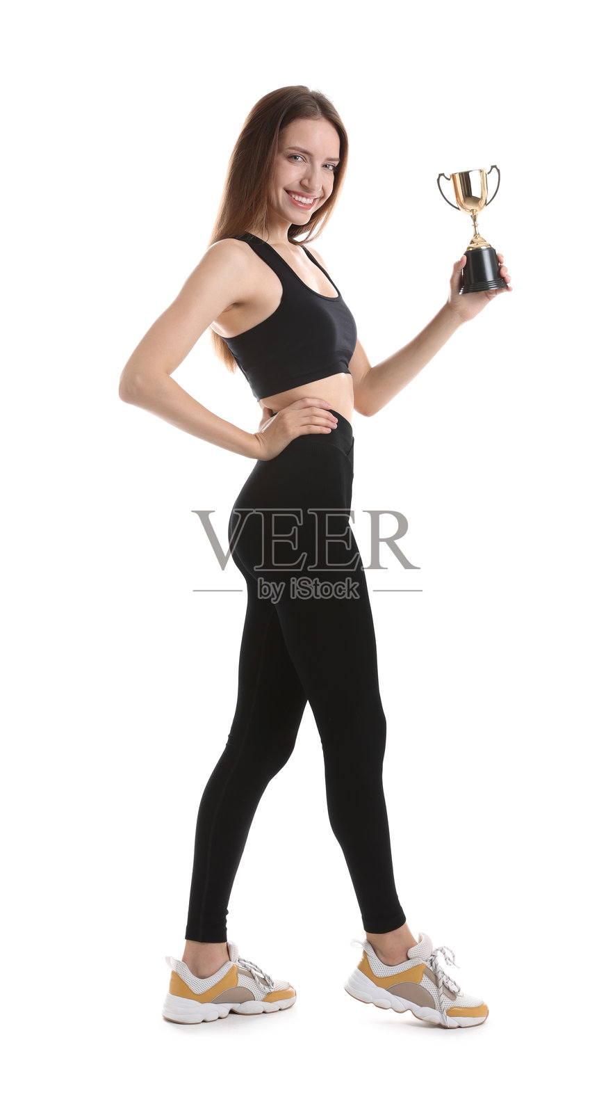 快乐的获胜者手持金色奖杯，背景为白色照片摄影图片