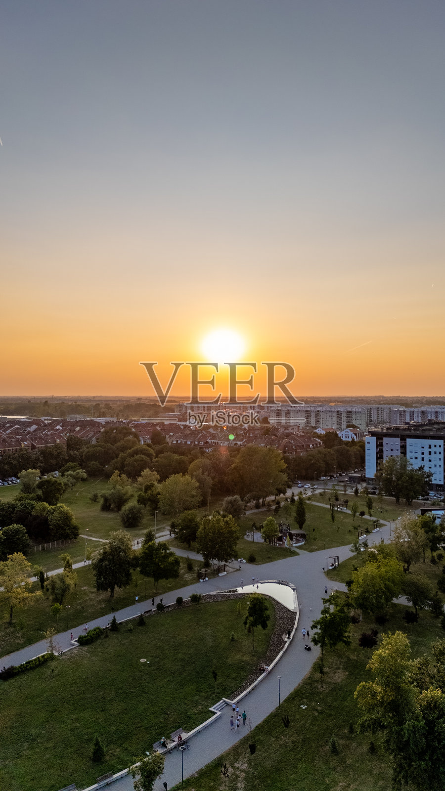 塞尔维亚诺维萨德的比斯特里察定居点的鸟瞰图。照片摄影图片