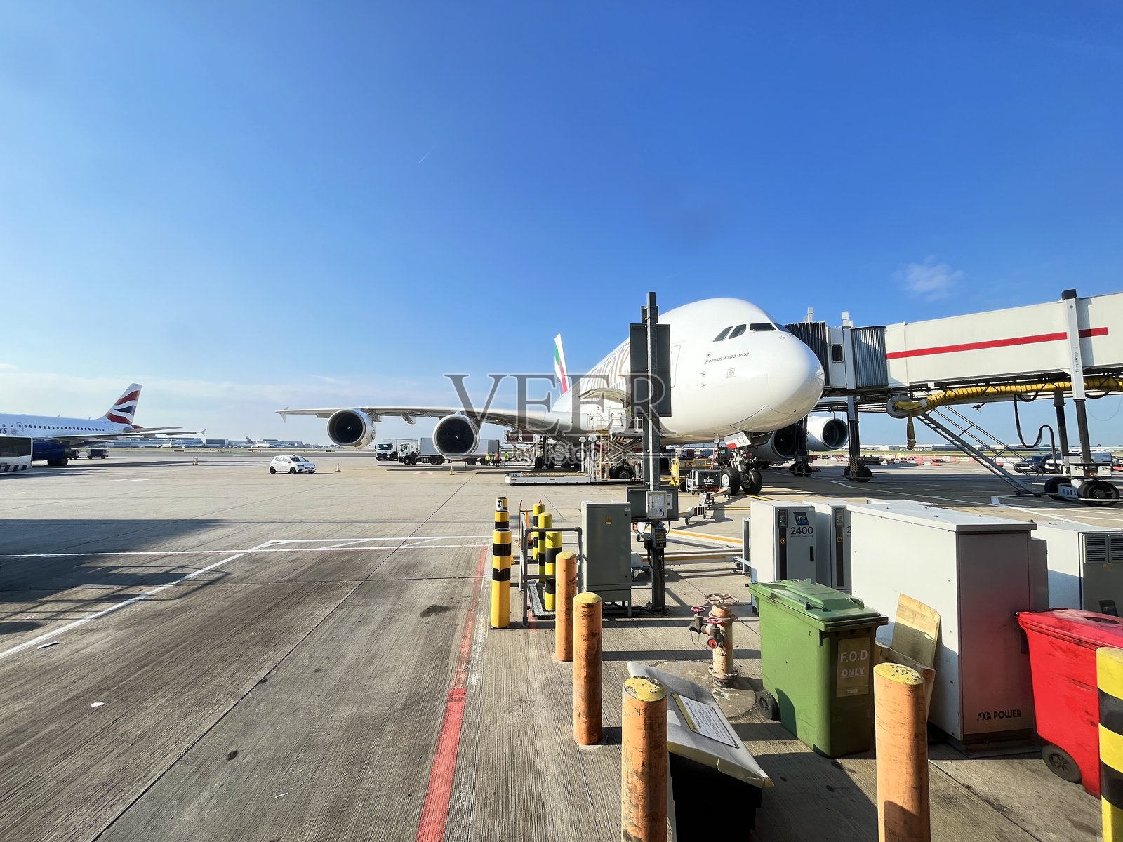 阿联酋航空的空客A380停靠在伦敦希思罗机场照片摄影图片