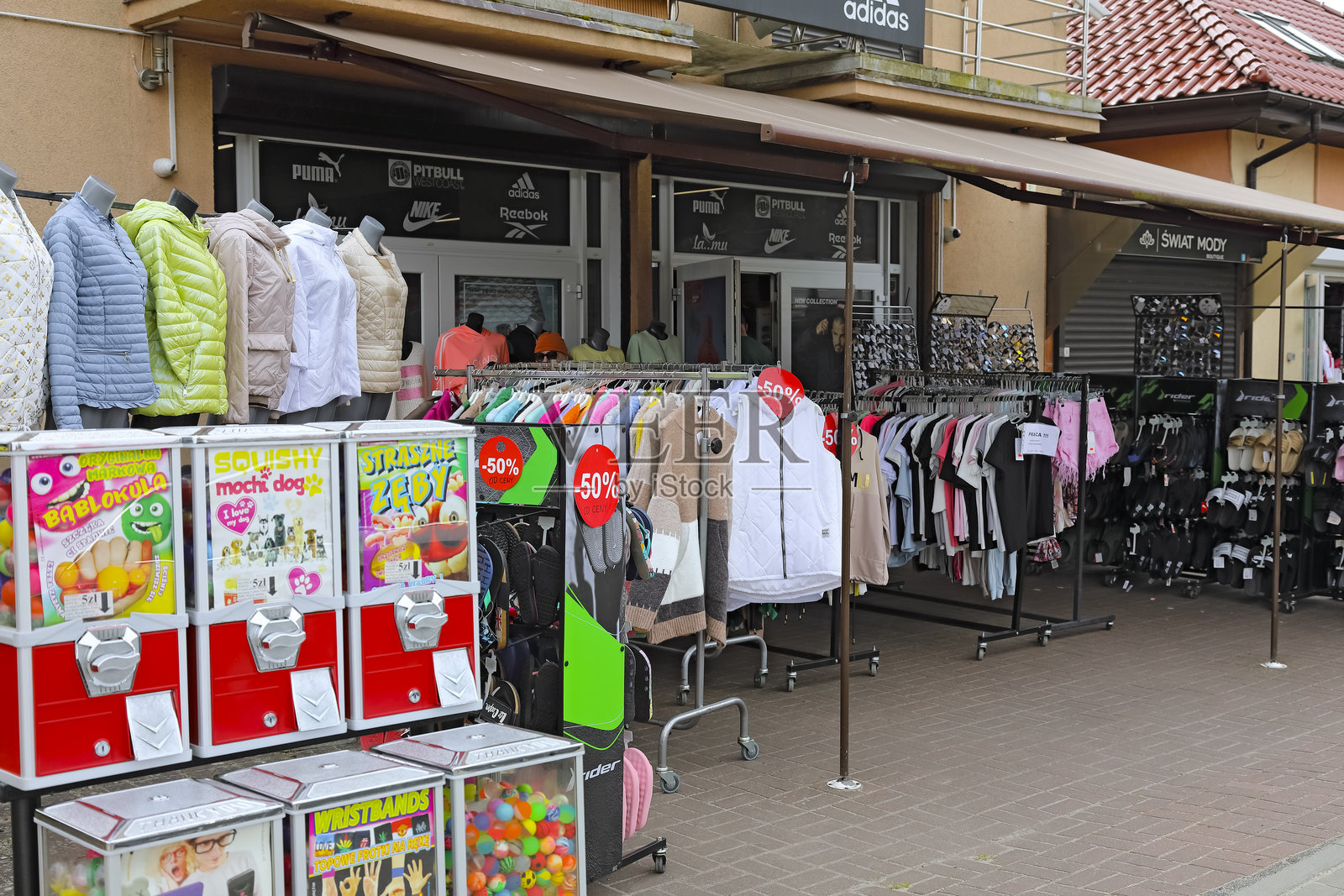 一家服装店在波兰海滨小镇米尔诺的店外展示商品。照片摄影图片