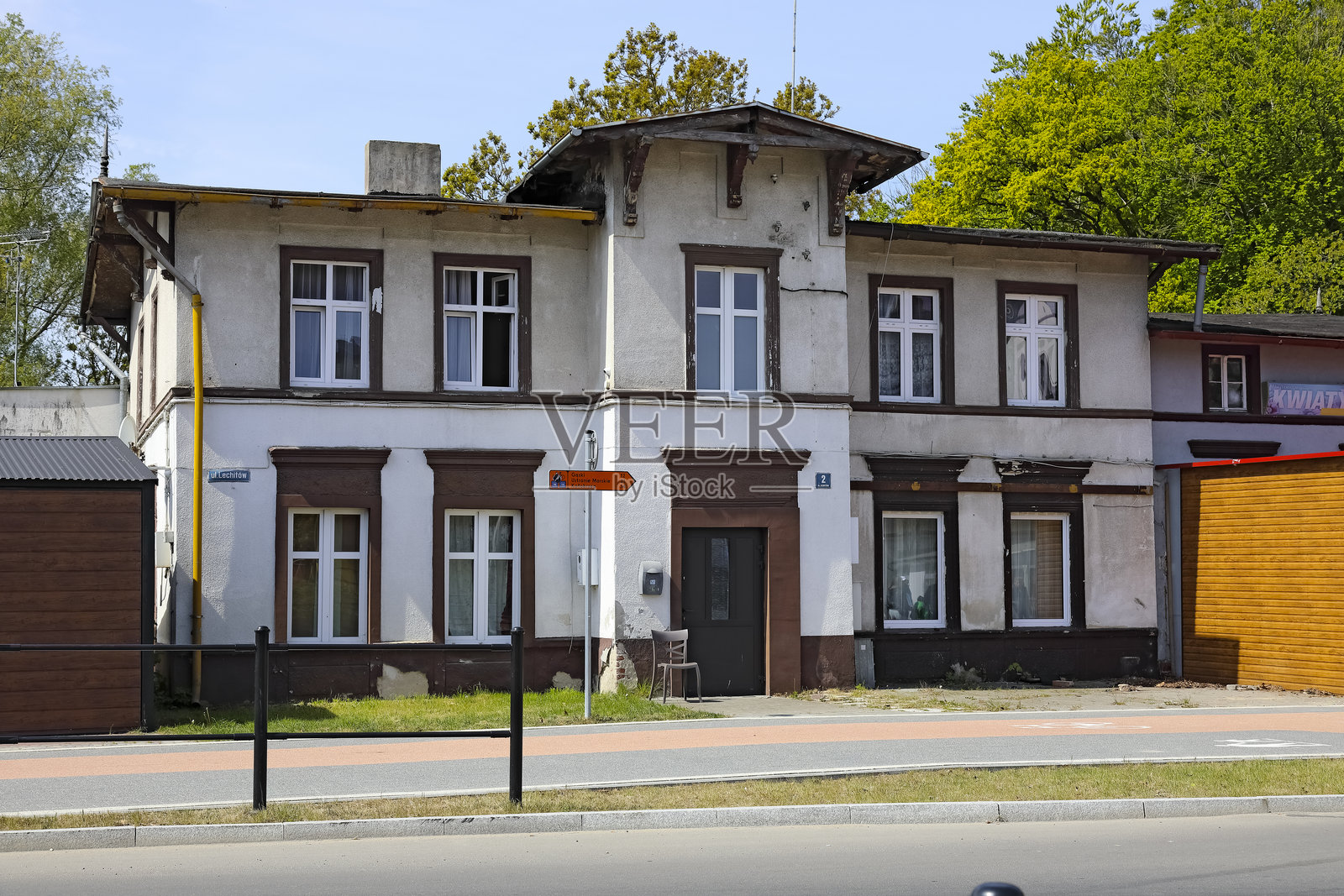 一座老房子坐落在波兰的海滨小镇米尔诺。照片摄影图片