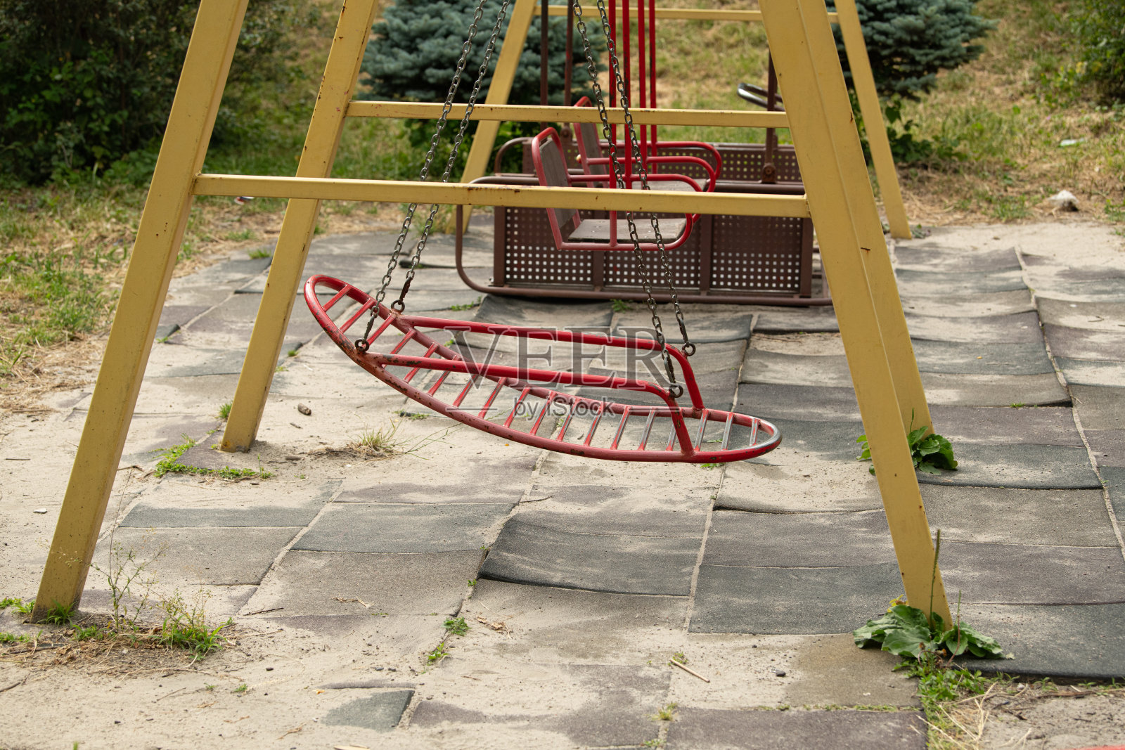 残疾人士专用秋千。照片摄影图片