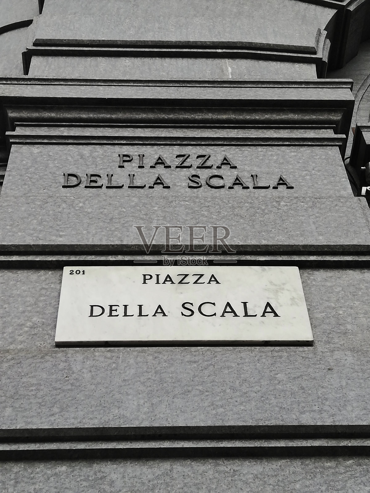 米兰市中心的斯卡拉广场指示牌照片摄影图片