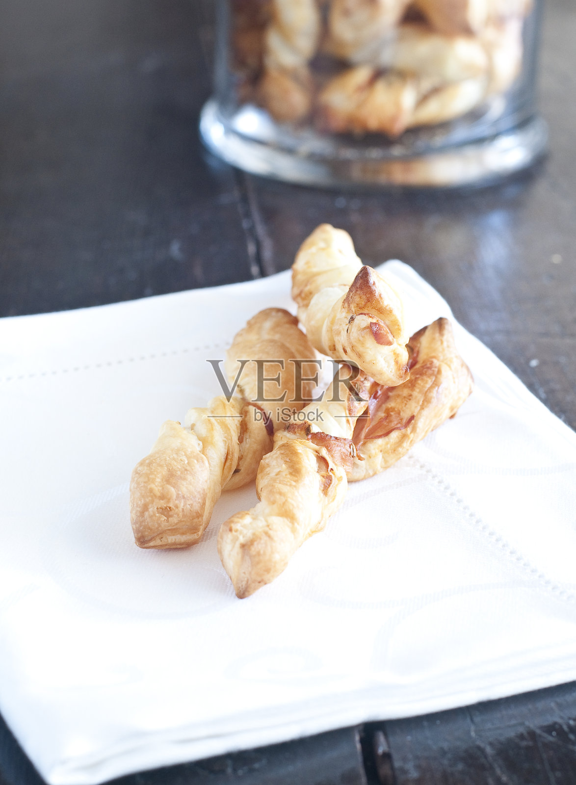 美味的手工面包棒，配有熏肉和芝麻种子照片摄影图片