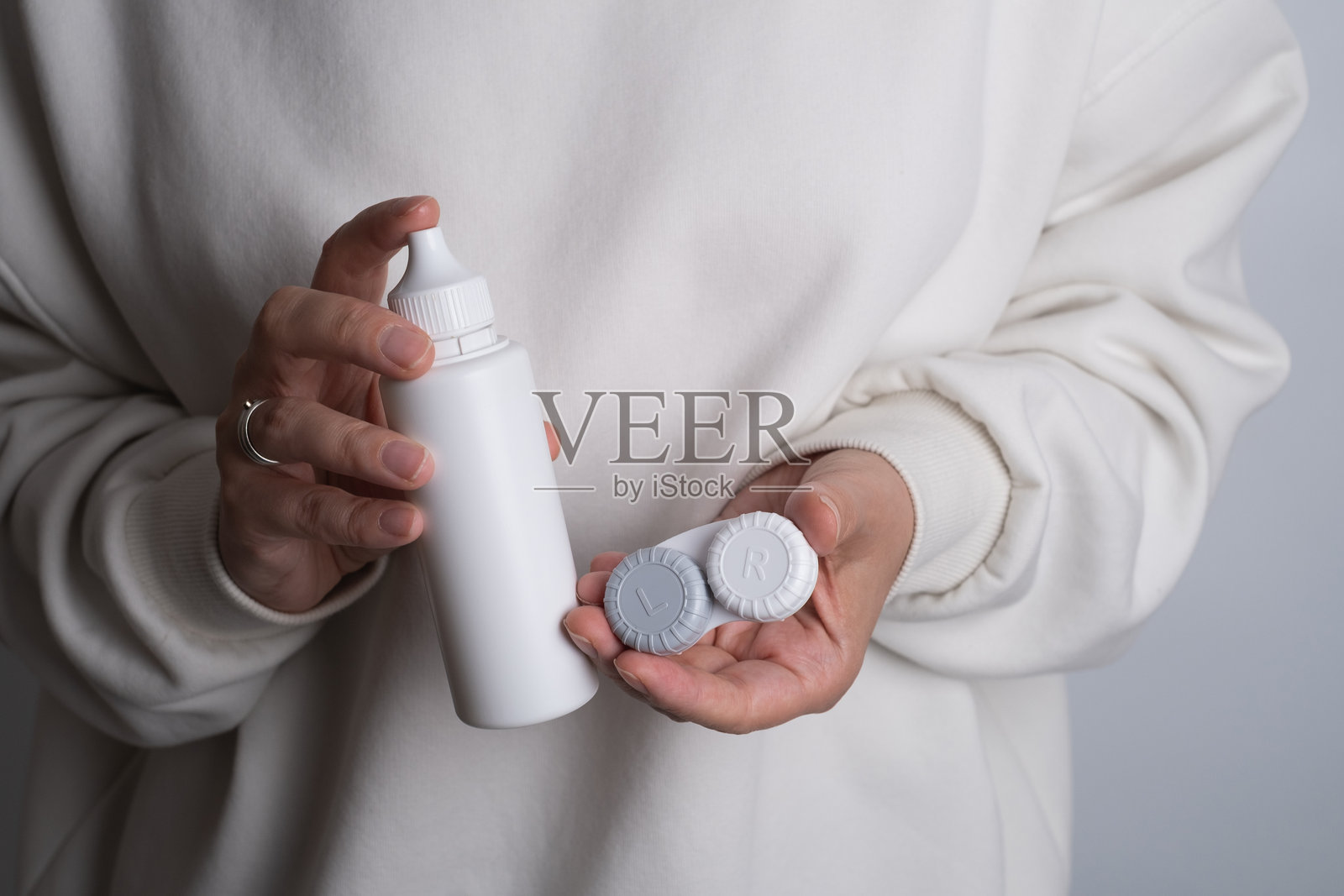 视力问题，特写镜头下的女性手持隐形眼镜盒。隐形眼镜护理。眼部护理与视力概念。照片摄影图片