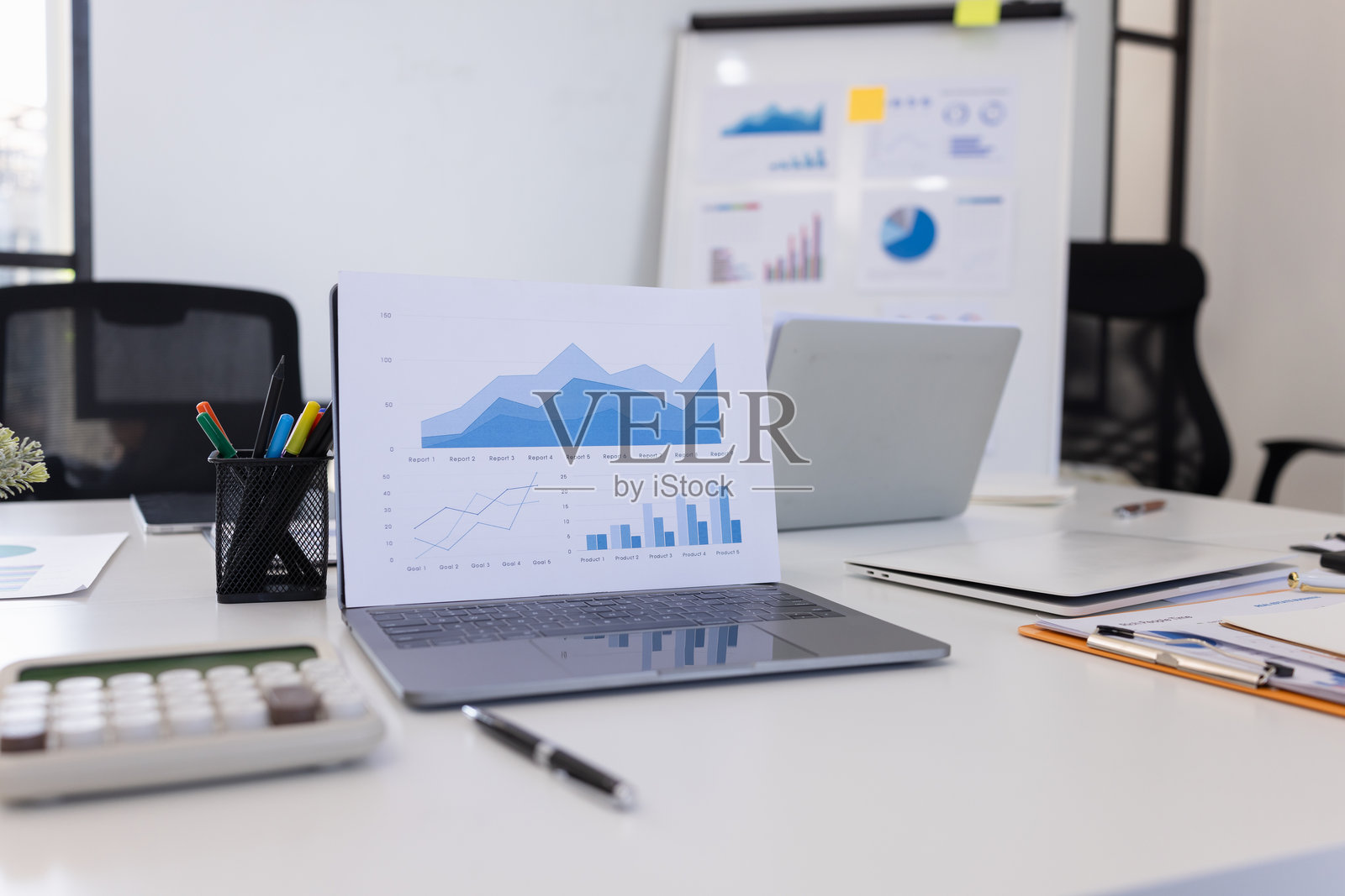 办公室会议桌上的笔记本电脑、仪表盘分析和数据管理。照片摄影图片