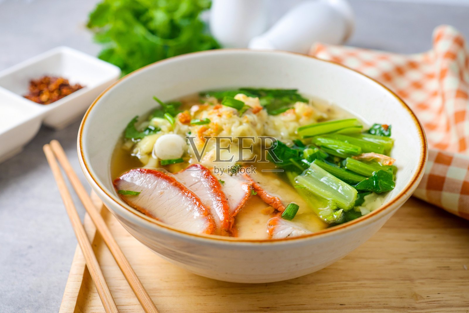 陶碗里的叉烧云吞汤照片摄影图片