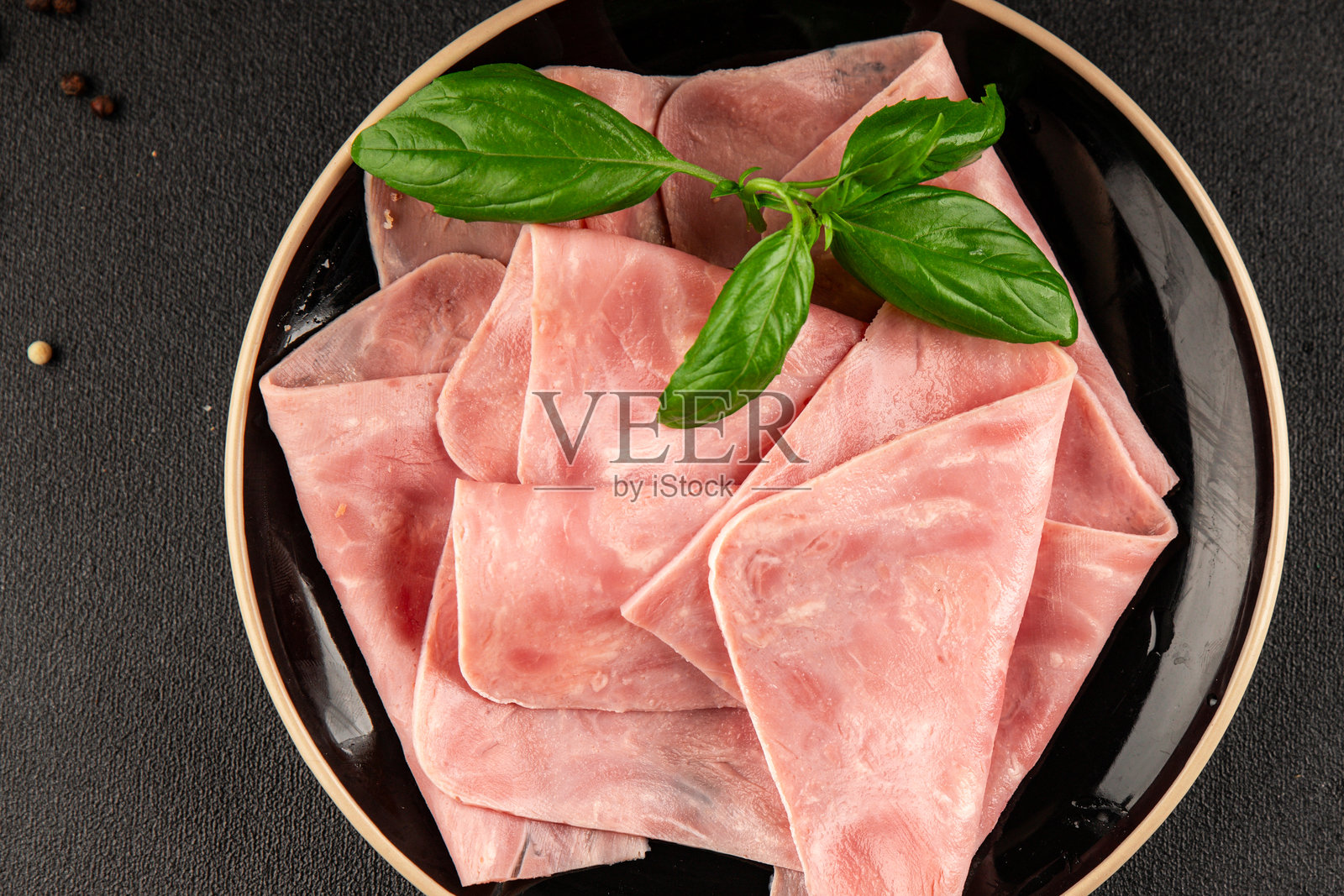 新鲜美味的火腿片肉类罐头猪肉美食背景， rustic 风格的桌面俯视图，留白空间。照片摄影图片