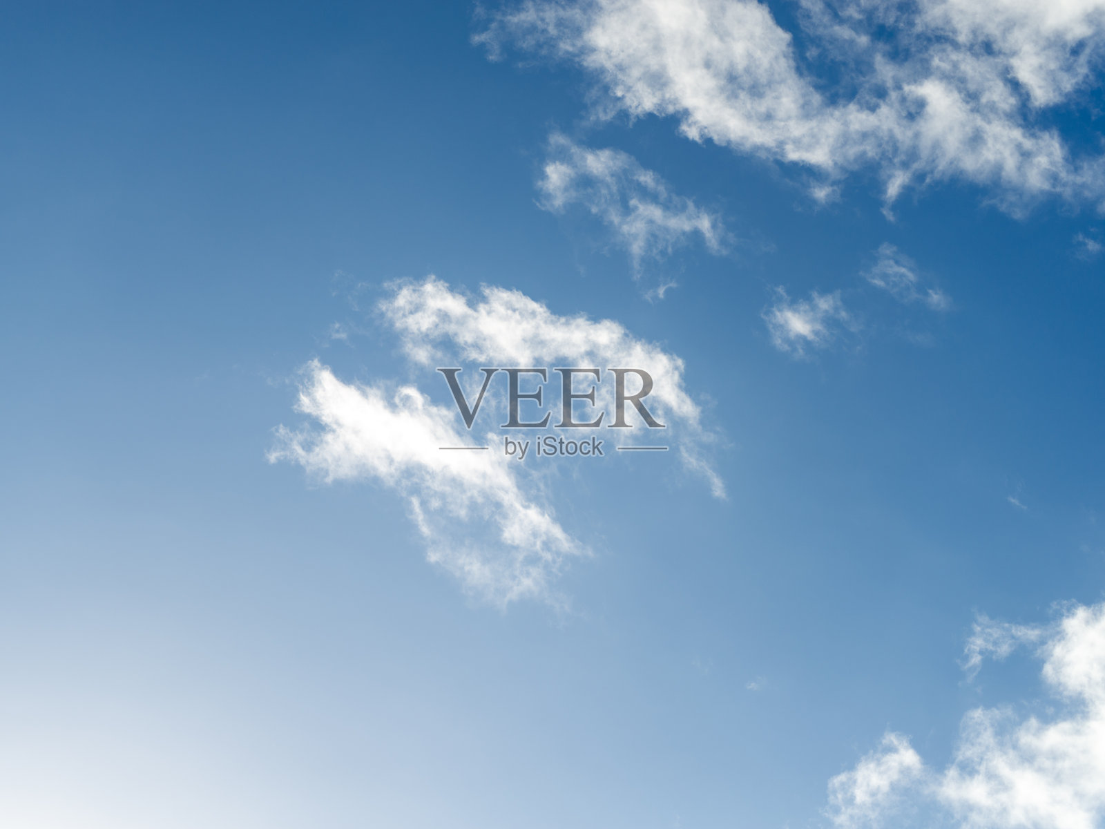 蓝天上的白云。太空。背景。照片摄影图片