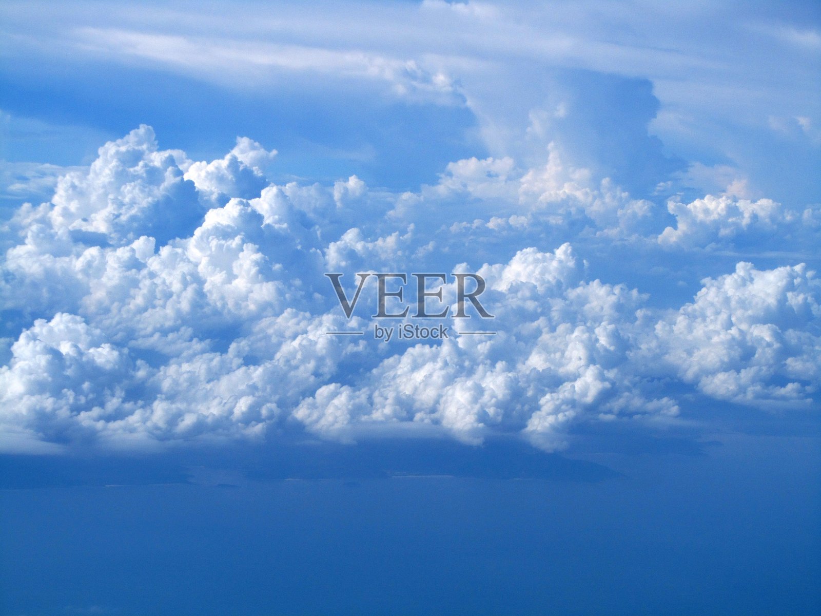 蓝天白云。天空中的云朵。照片摄影图片