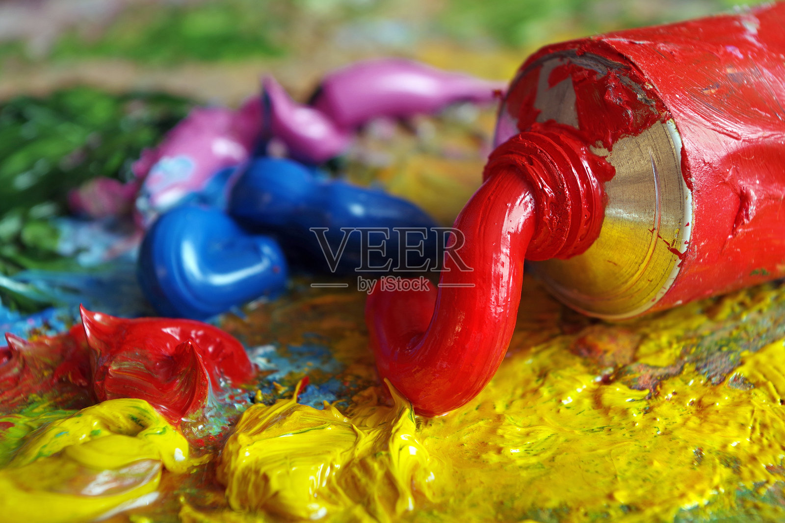 调色板上的油画颜料管。色彩缤纷的艺术颜料特写照片摄影图片