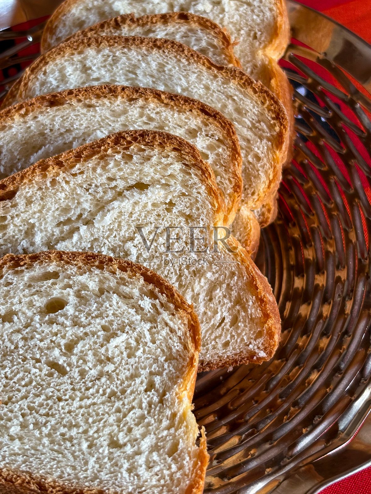 一个装有自制面包片的金属篮子照片摄影图片