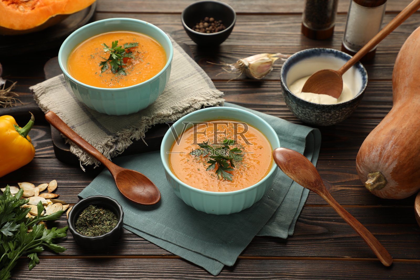 美味的南瓜汤，木桌上的香料和食材照片摄影图片