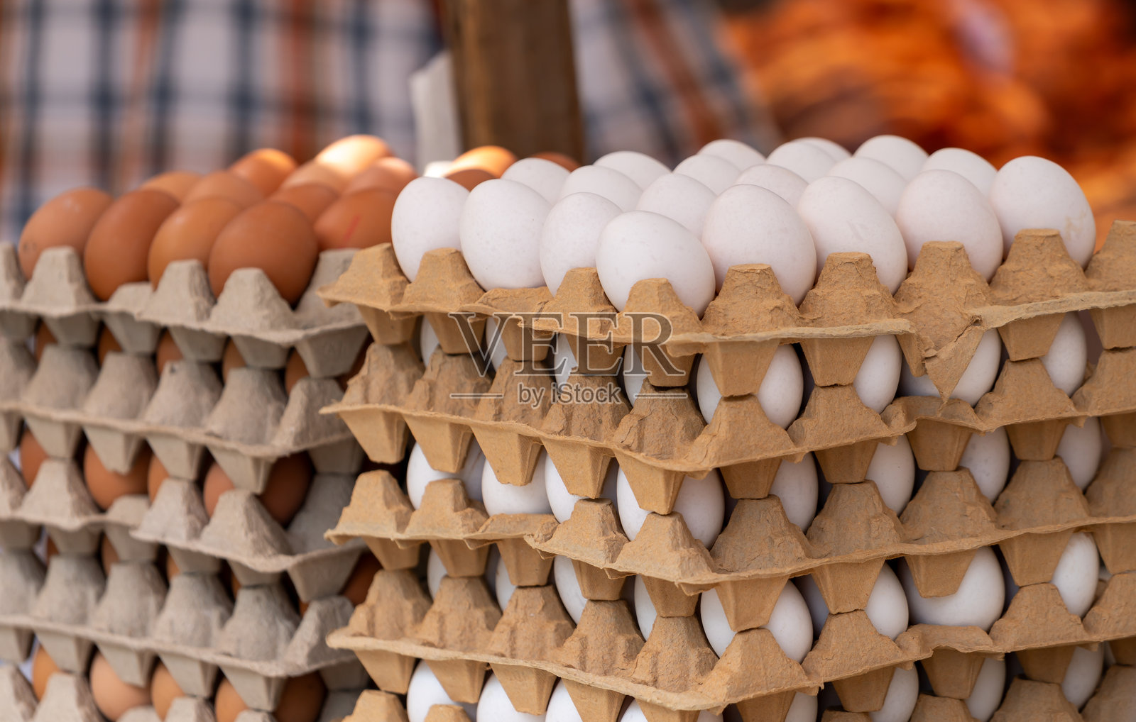 市场摊位上的叠放鸡蛋照片摄影图片
