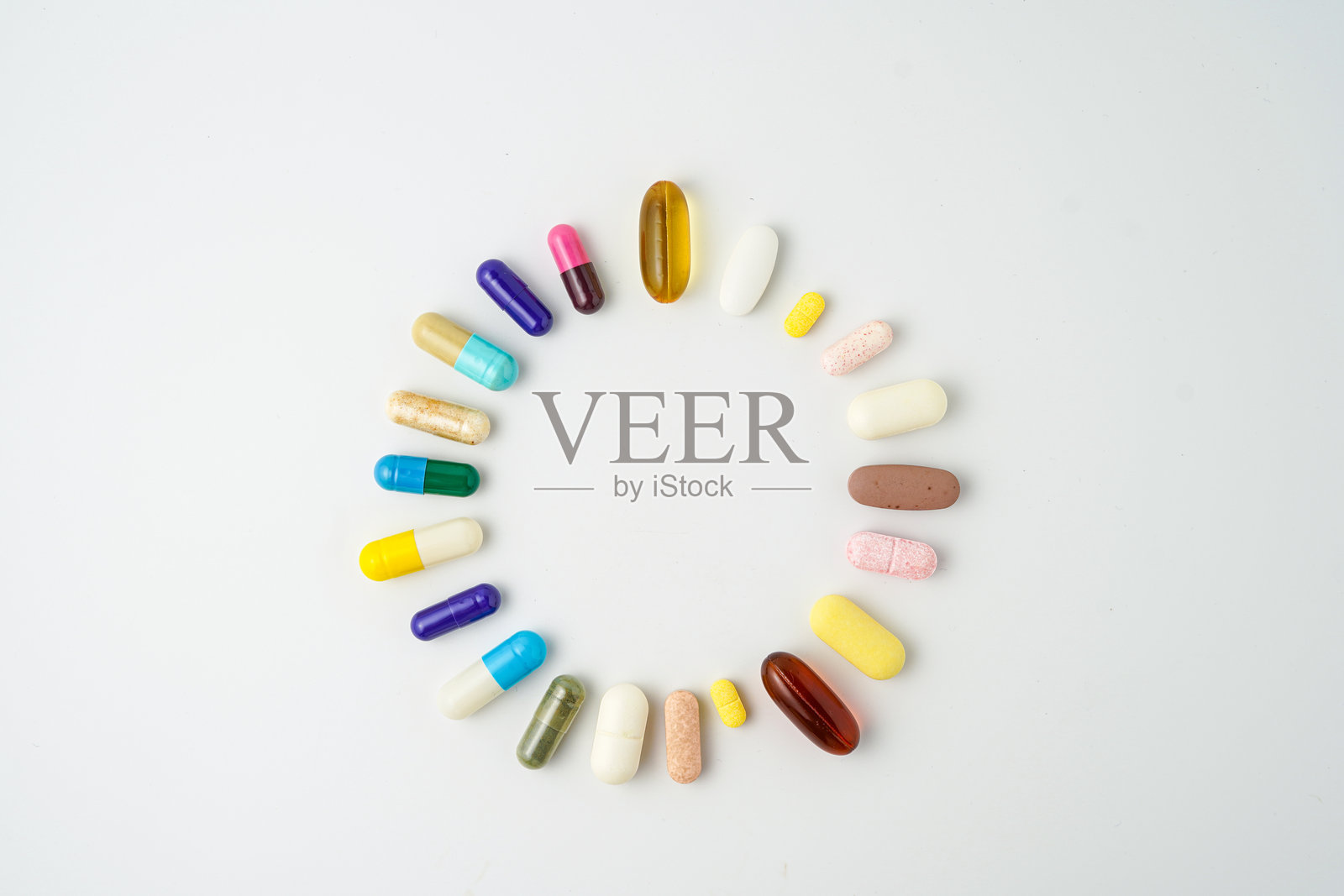 由药丸胶囊制成的时钟，药丸形成一个圆圈，欧米伽，维生素，鳕鱼肝油，补充剂照片摄影图片