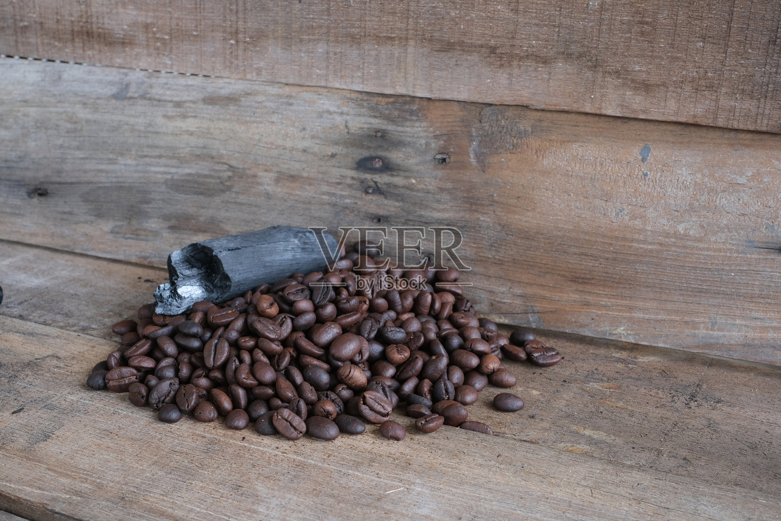 木质背景上的咖啡豆照片摄影图片