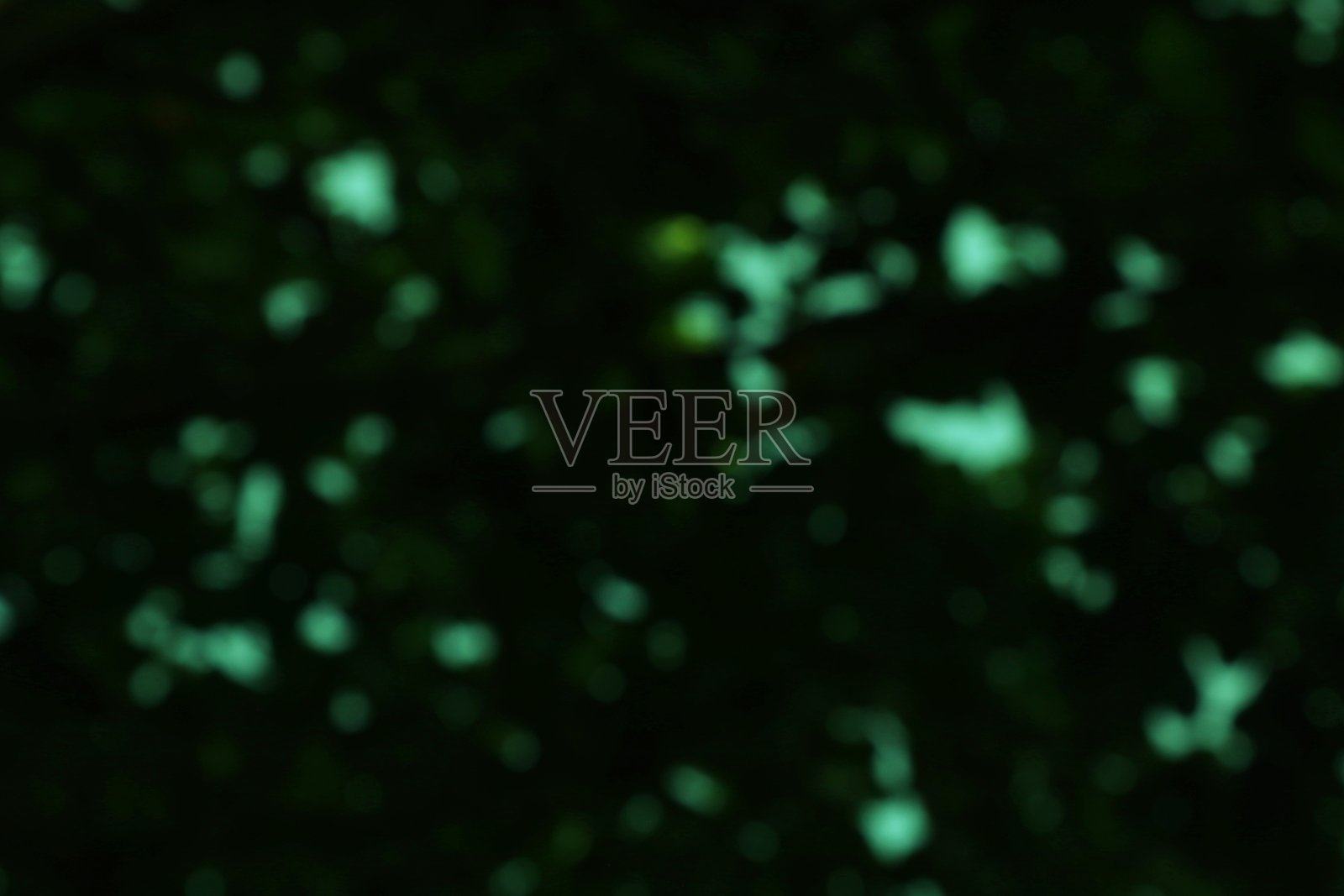 暗绿色背景上的抽象发光绿色虚化背景照片摄影图片