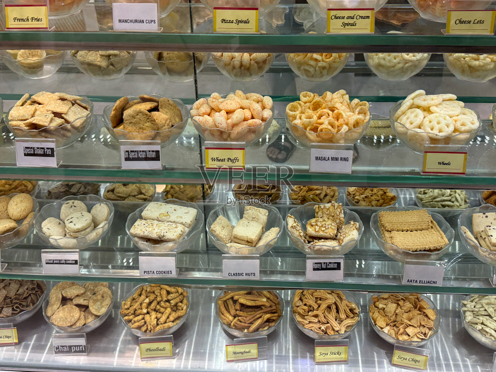 玻璃展示柜中陈列着各种小吃和零食照片摄影图片