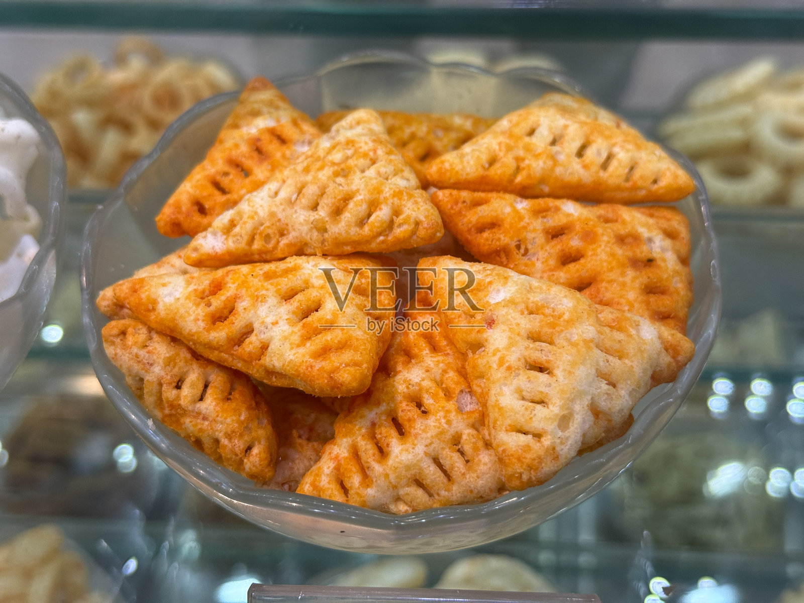 一碗三角形的小吃放在柜台上照片摄影图片