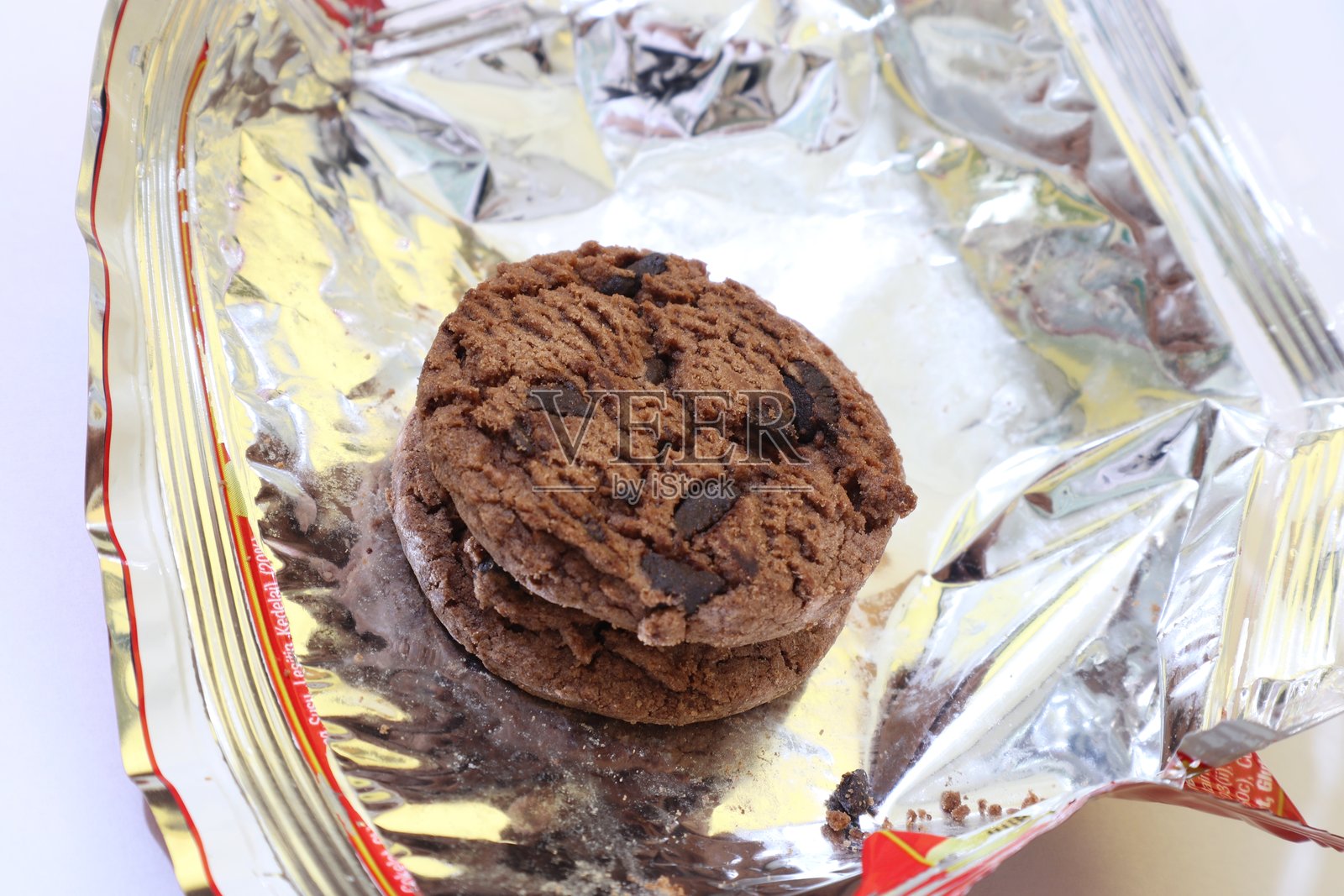 美味的巧克力曲奇饼干整齐地摆放在光亮的包装上，提供诱人的甜点或小吃选择照片摄影图片