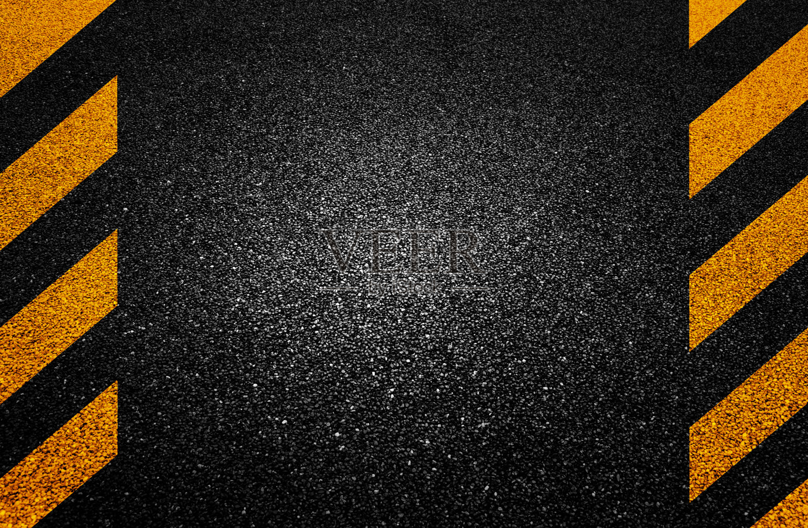 沥青路面上的橙色斜条纹照片摄影图片