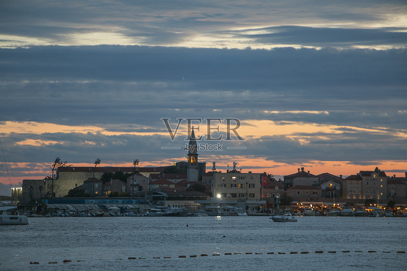 亚得里亚海岸上的日落城堡。位于黑山布德瓦的15世纪古老圣玛丽堡垒。照片摄影图片