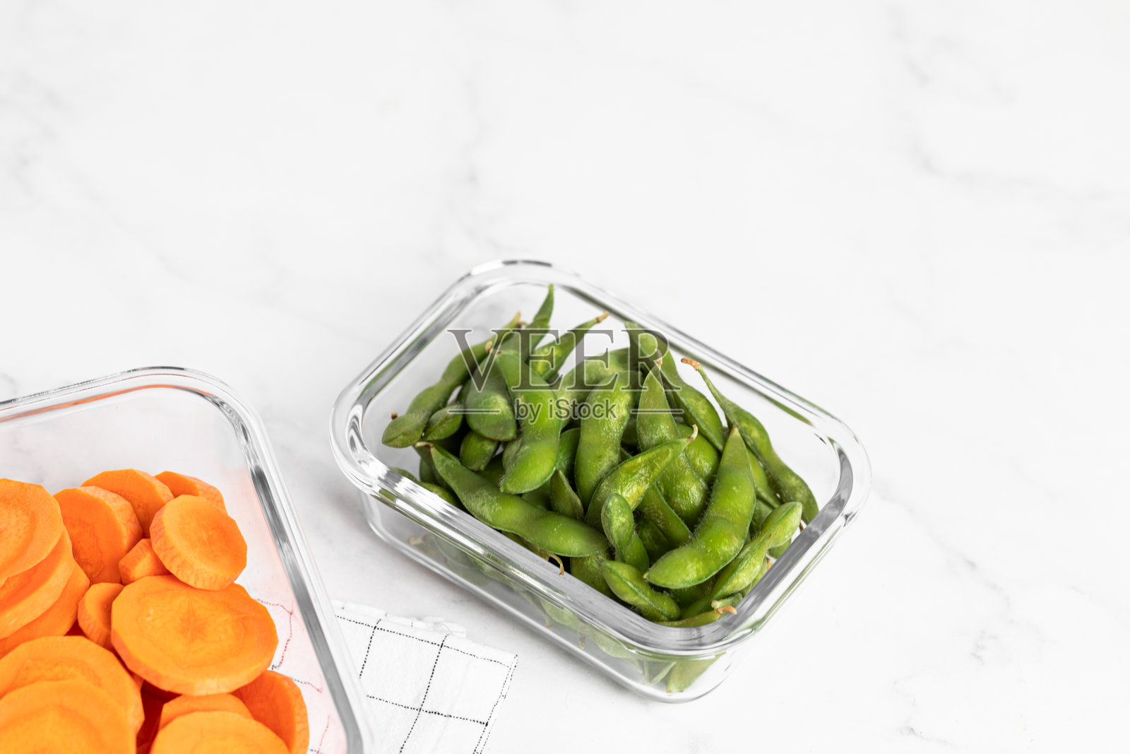 玻璃容器中的蔬菜储存，健康生活方式，胡萝卜，豌豆照片摄影图片