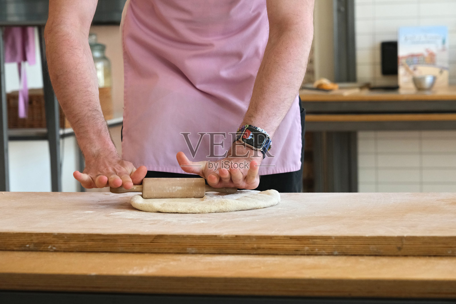 传统糕点工作坊中面团准备的特写，这是制作夹心可颂的一部分过程。照片摄影图片