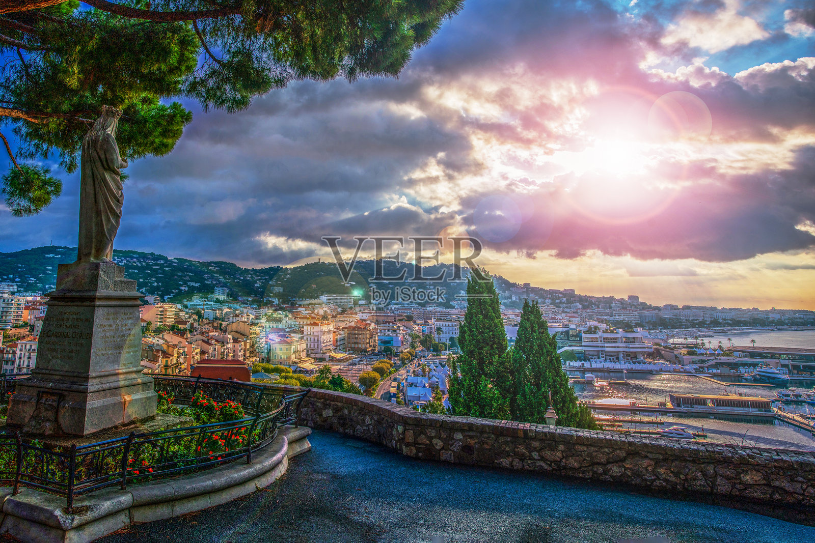 从希望圣母教堂所在的山丘俯瞰戛纳的全景照片摄影图片