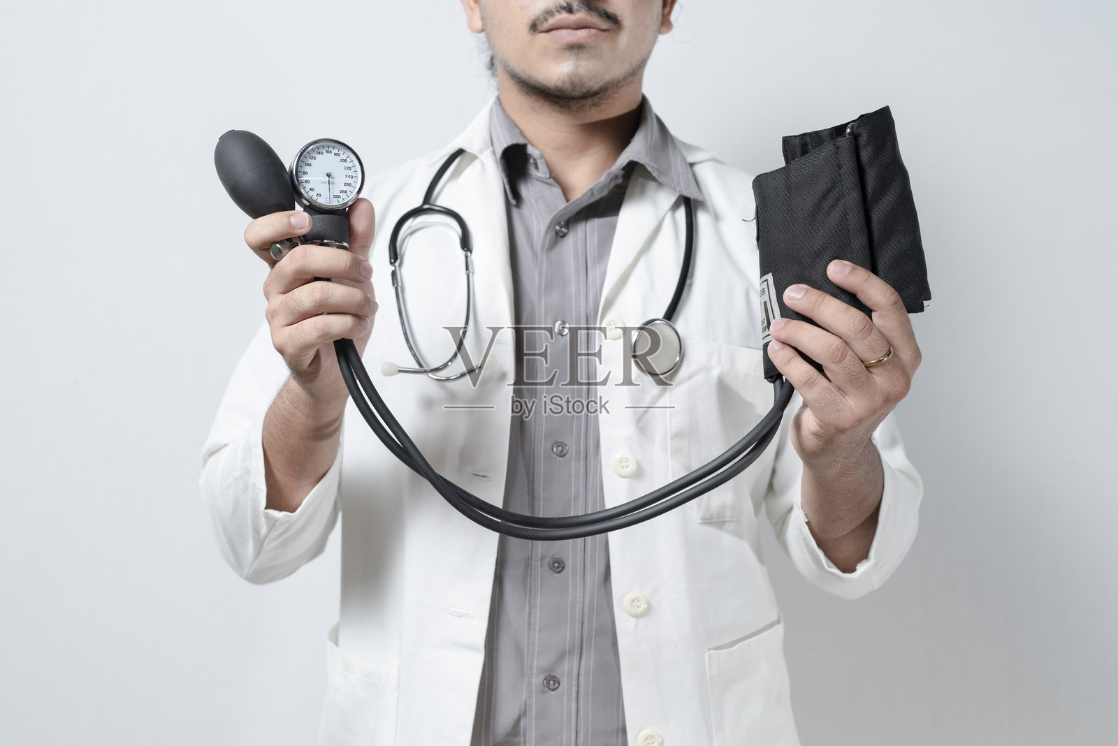 医生展示血压计在孤立的环境中照片摄影图片