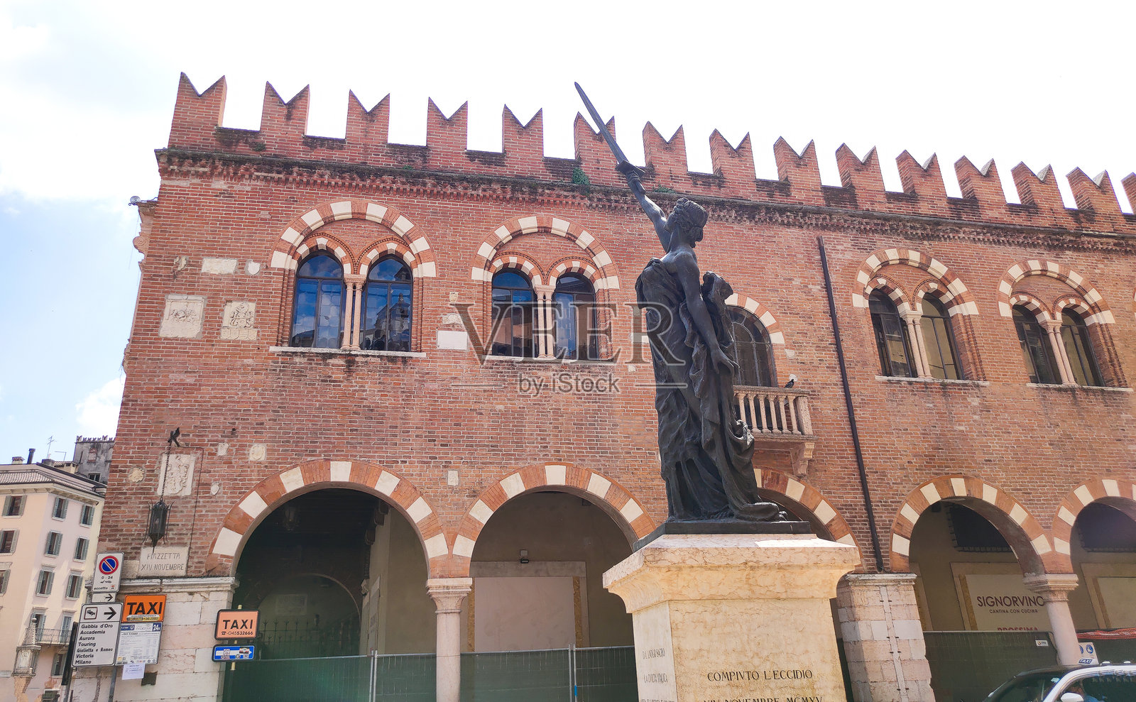 意大利文明雕像位于市场广场,位于商人之家前,献给在第一次世界大战中死于奥地利空袭的人们。照片摄影图片