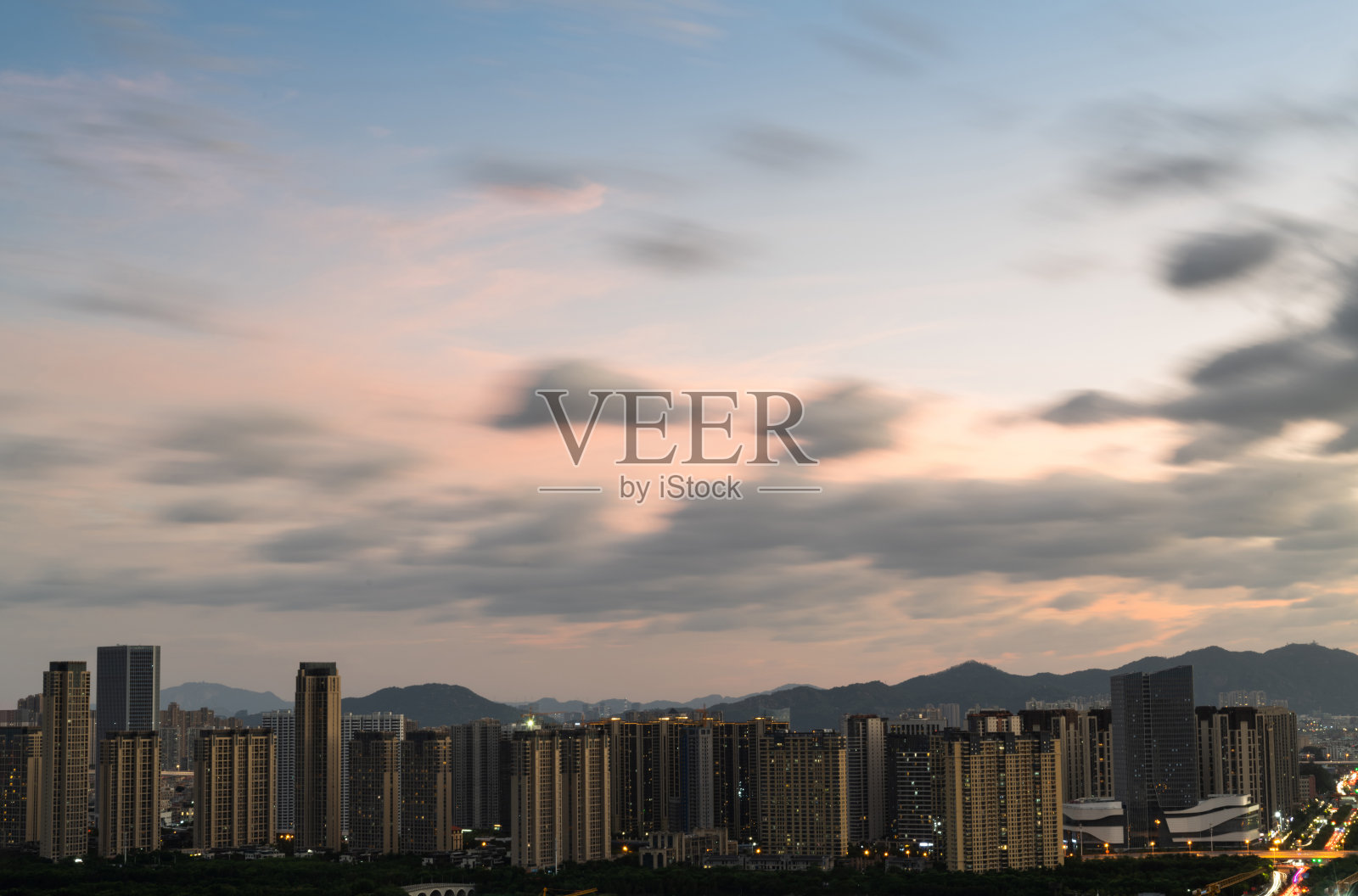 城市建筑与日落天空照片摄影图片