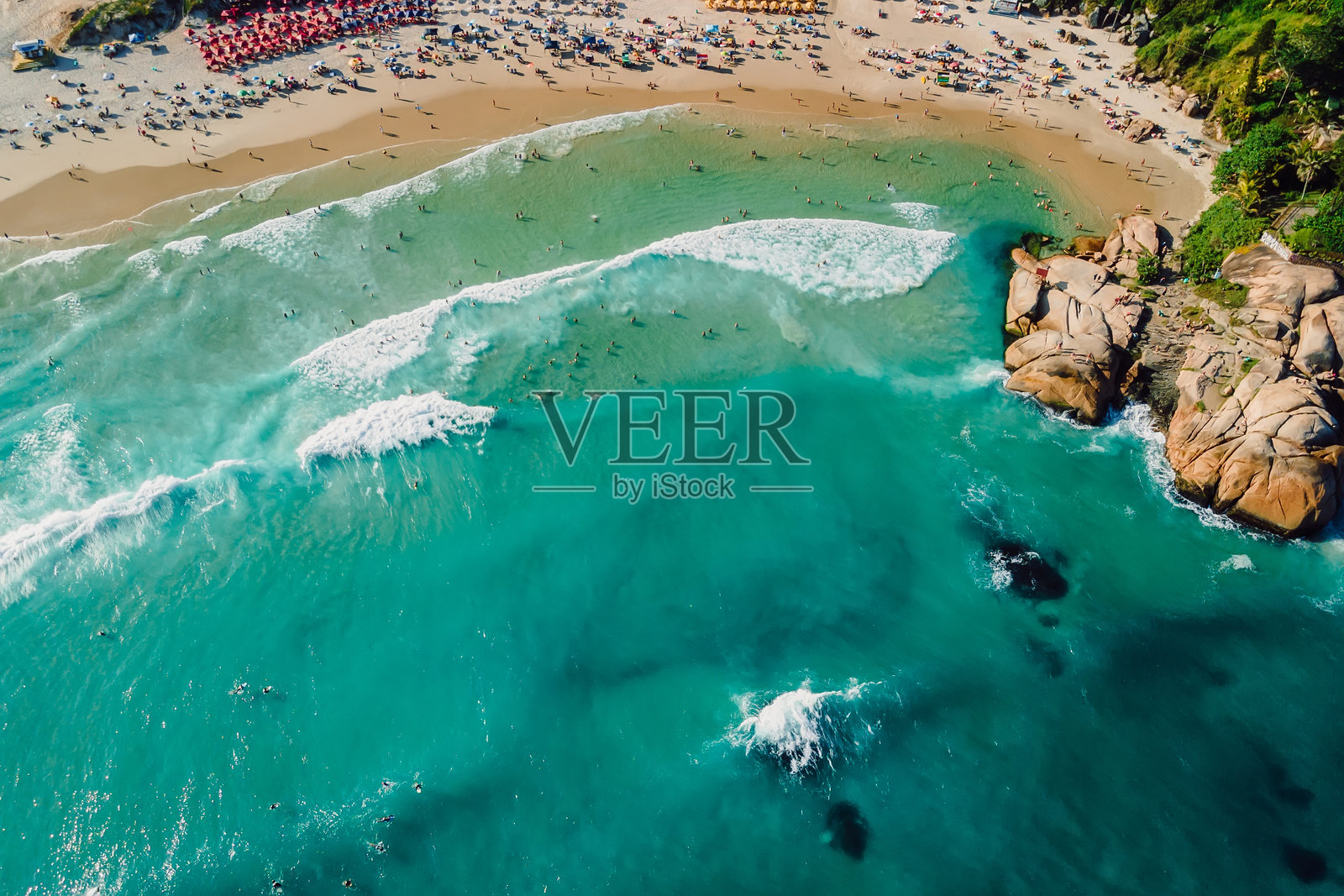 巴西乔阿基纳海滩，岩石与波涛汹涌的蓝色海洋，航拍视角。照片摄影图片