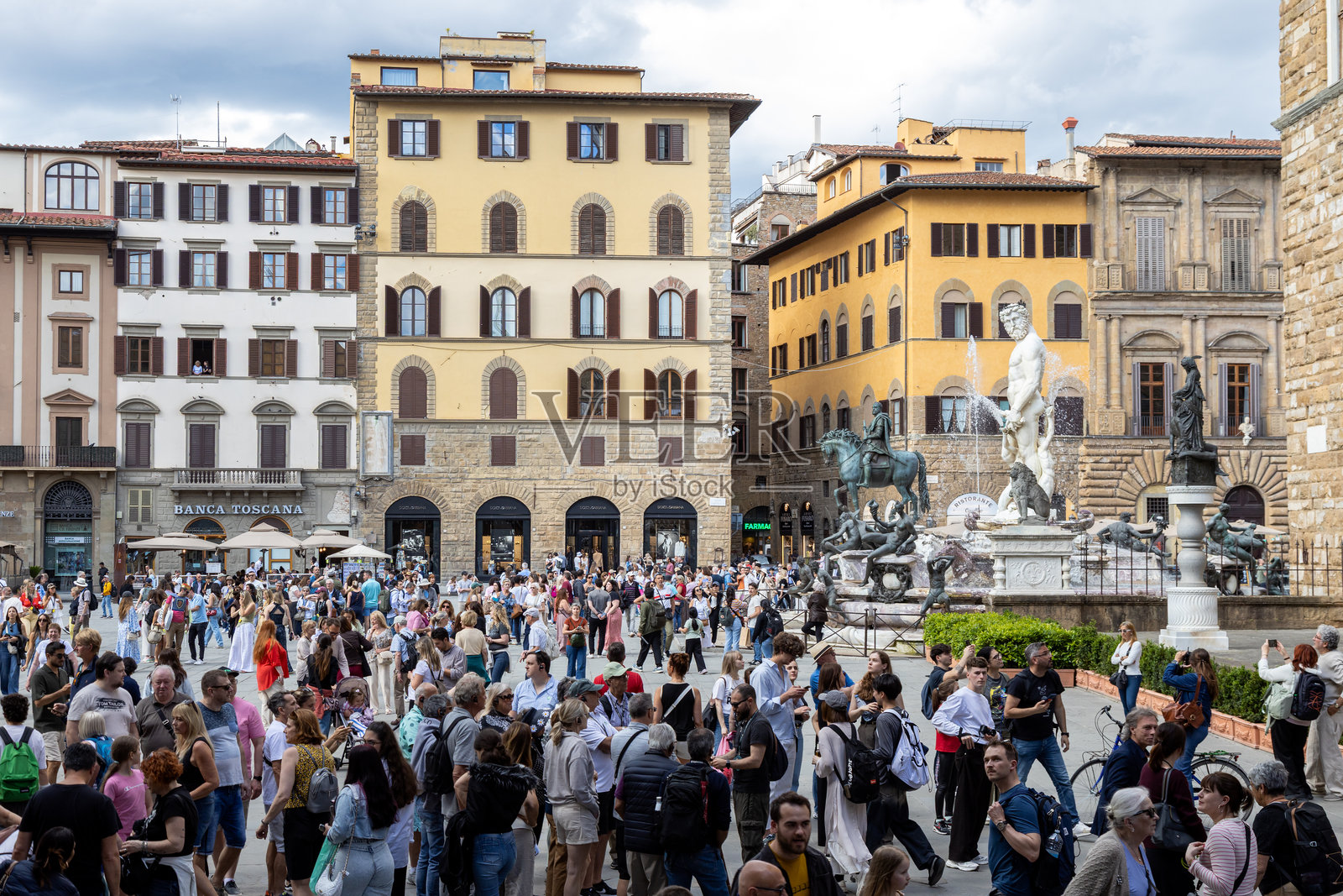 佛罗伦萨市政广场上的游客人群照片摄影图片
