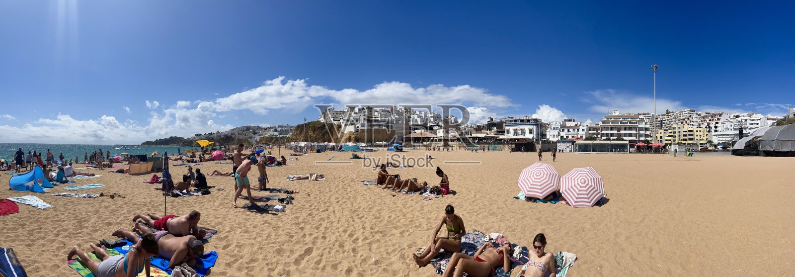 游客在葡萄牙阿尔布费拉的渔民海滩放松休息照片摄影图片