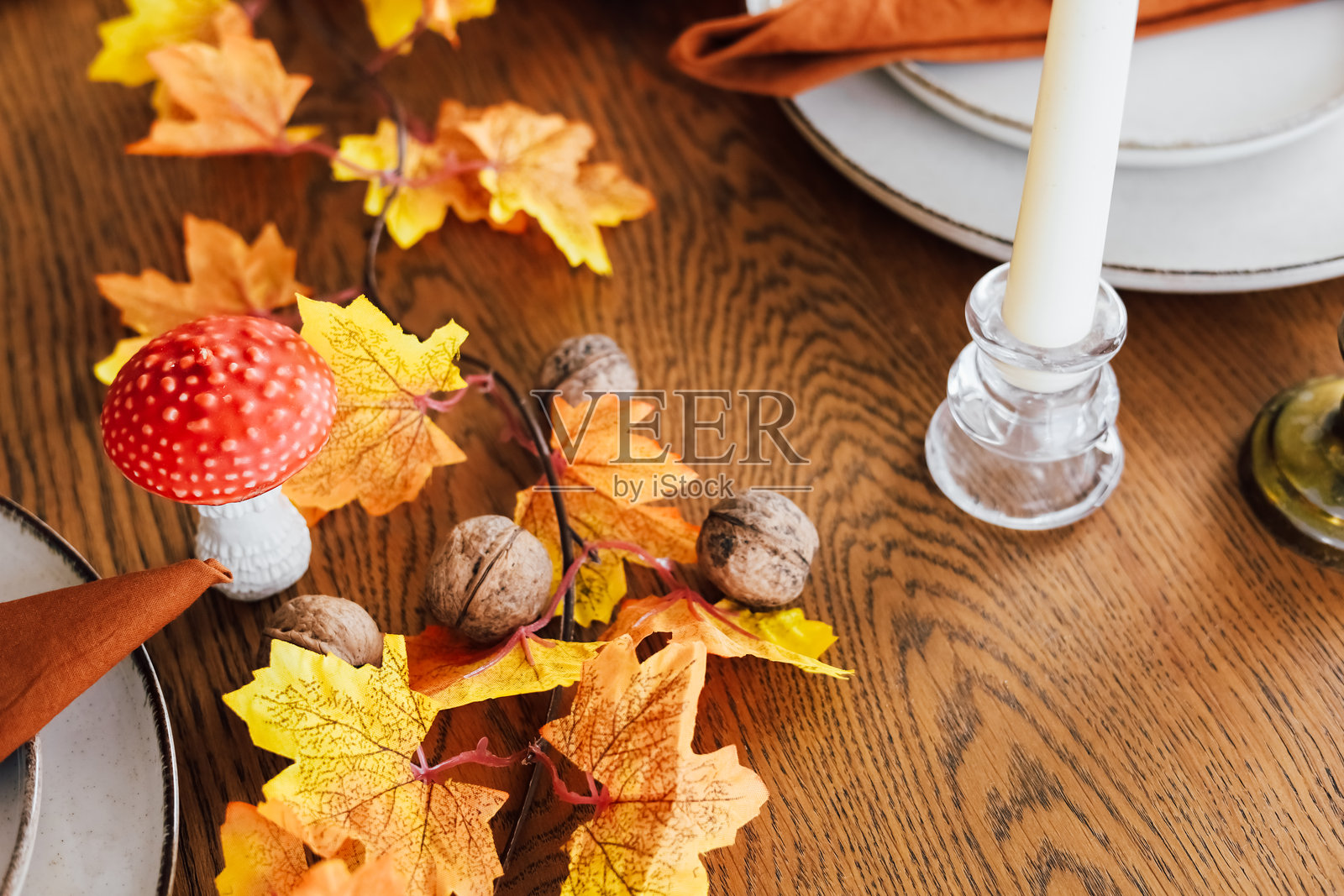 秋季桌面布置，搭配树叶、蘑菇和蜡烛，适合季节性的聚会照片摄影图片