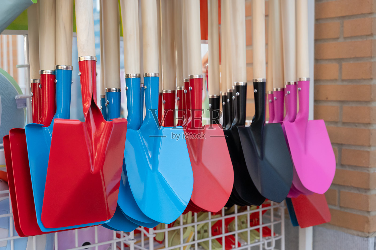 各种色彩缤纷的铲子展示，完美适合园艺和户外活动照片摄影图片