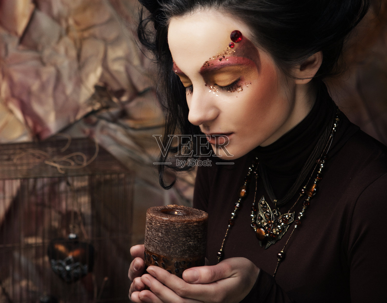 手持蜡烛的美丽年轻女性肖像照片摄影图片