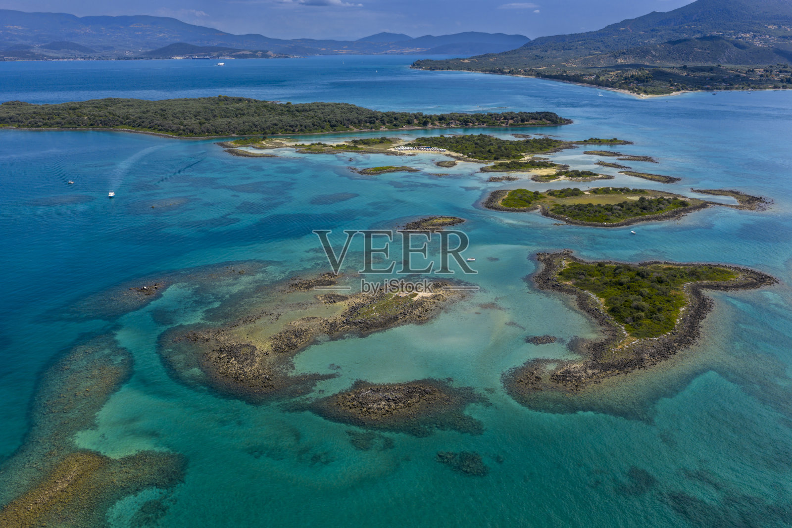 利哈多尼西亚的鸟瞰图，这里是受船只游客欢迎的岛屿，被称为希腊的巴哈马，位于希腊北埃维亚。照片摄影图片