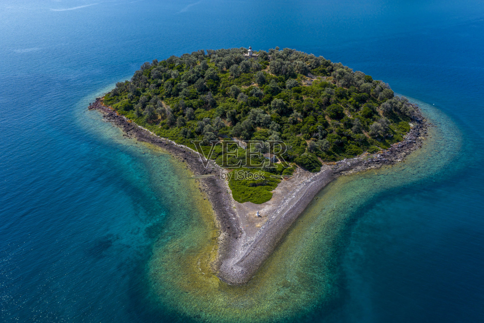 利哈多尼西亚的鸟瞰图，这里是受船只游客欢迎的岛屿，被称为希腊的巴哈马，位于希腊北埃维亚。照片摄影图片