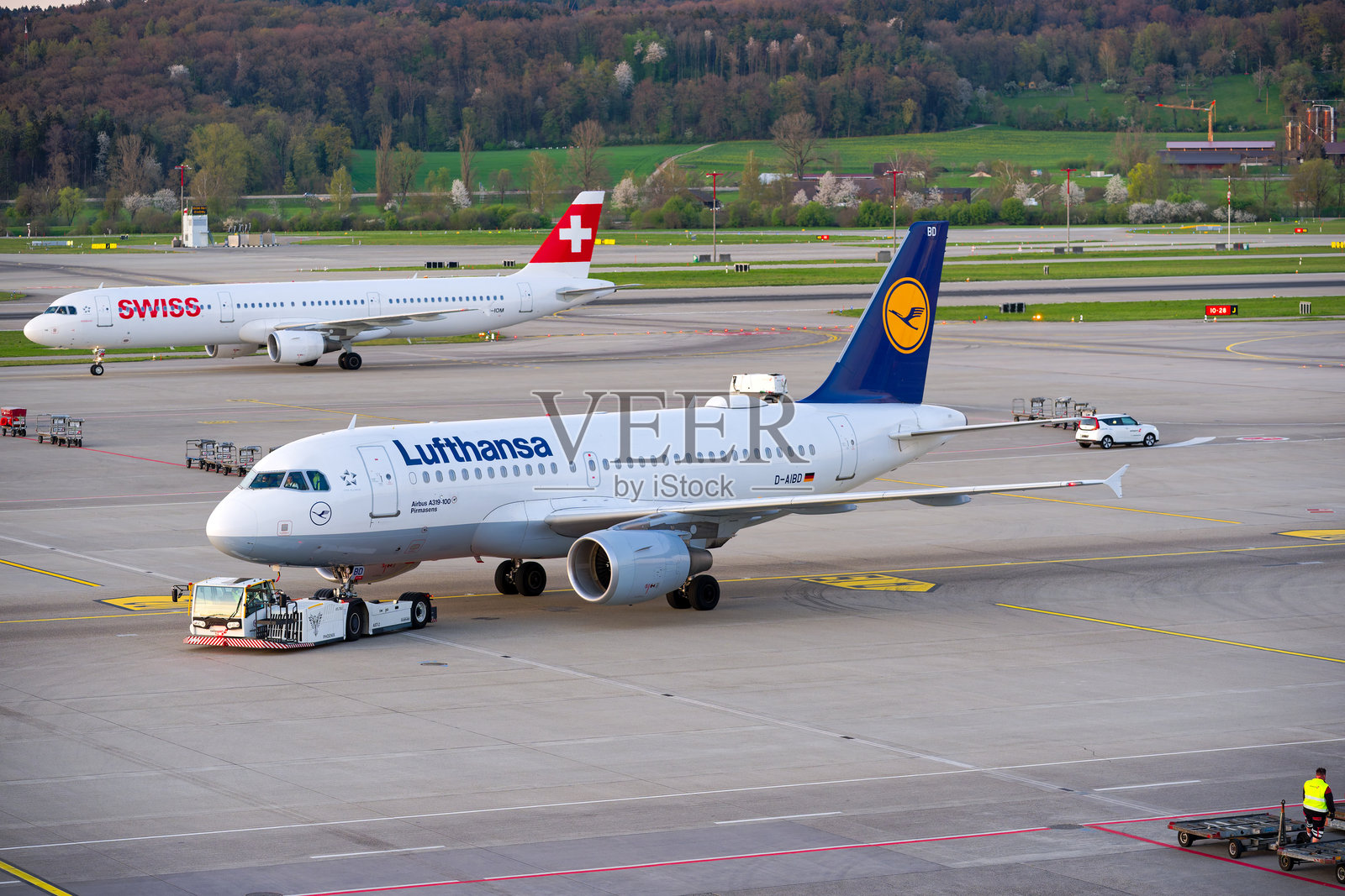 高角度视图的汉莎航空空客A319-112（注册号D-AIBD）在瑞士苏黎世克洛滕机场的阳光明媚的春季傍晚滑行。照片摄影图片