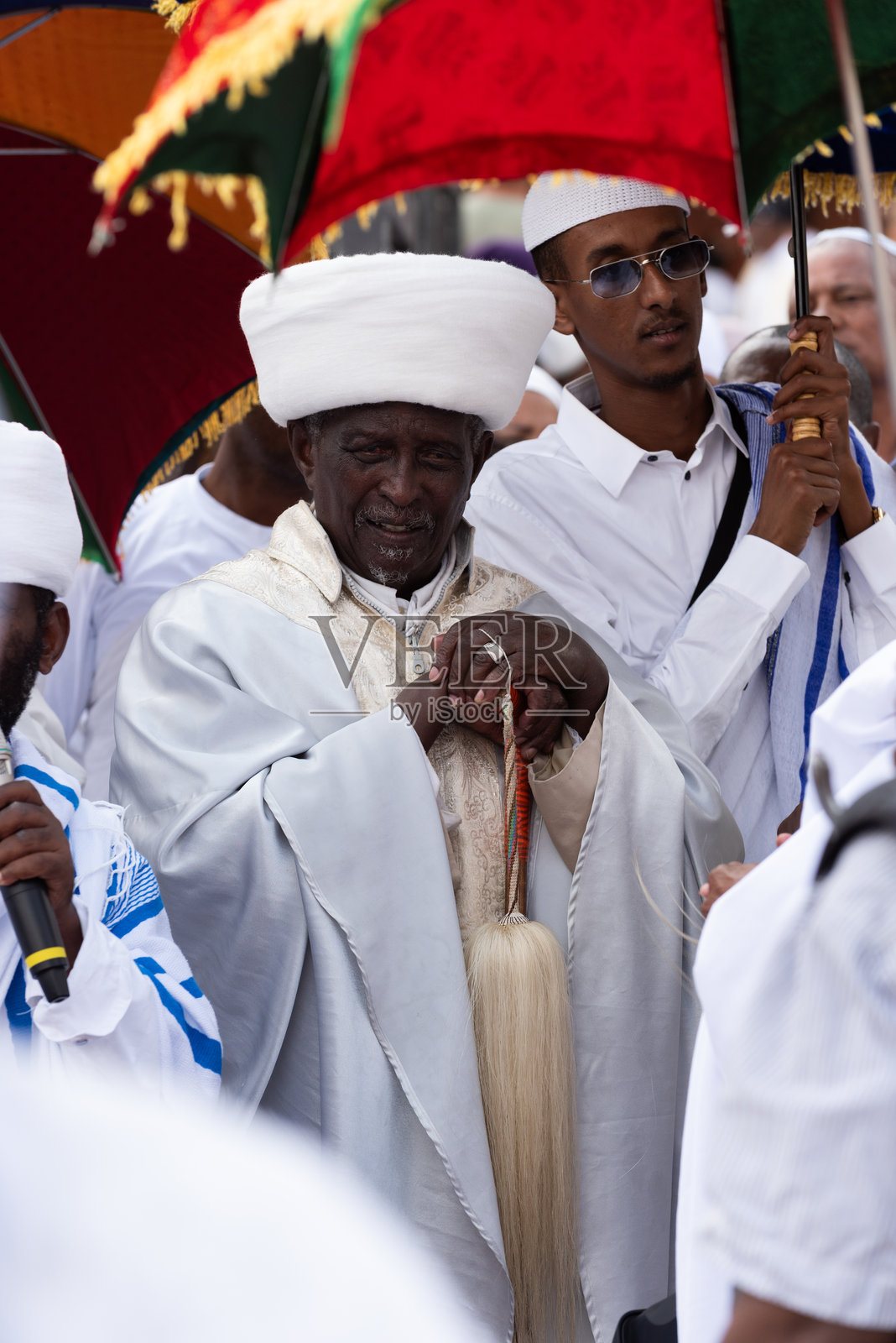 一位埃塞俄比亚犹太祭司或称为kes，来自贝塔以色列埃塞俄比亚犹太社区，在耶路撒冷的西墙手持马毛飞虫刷。照片摄影图片