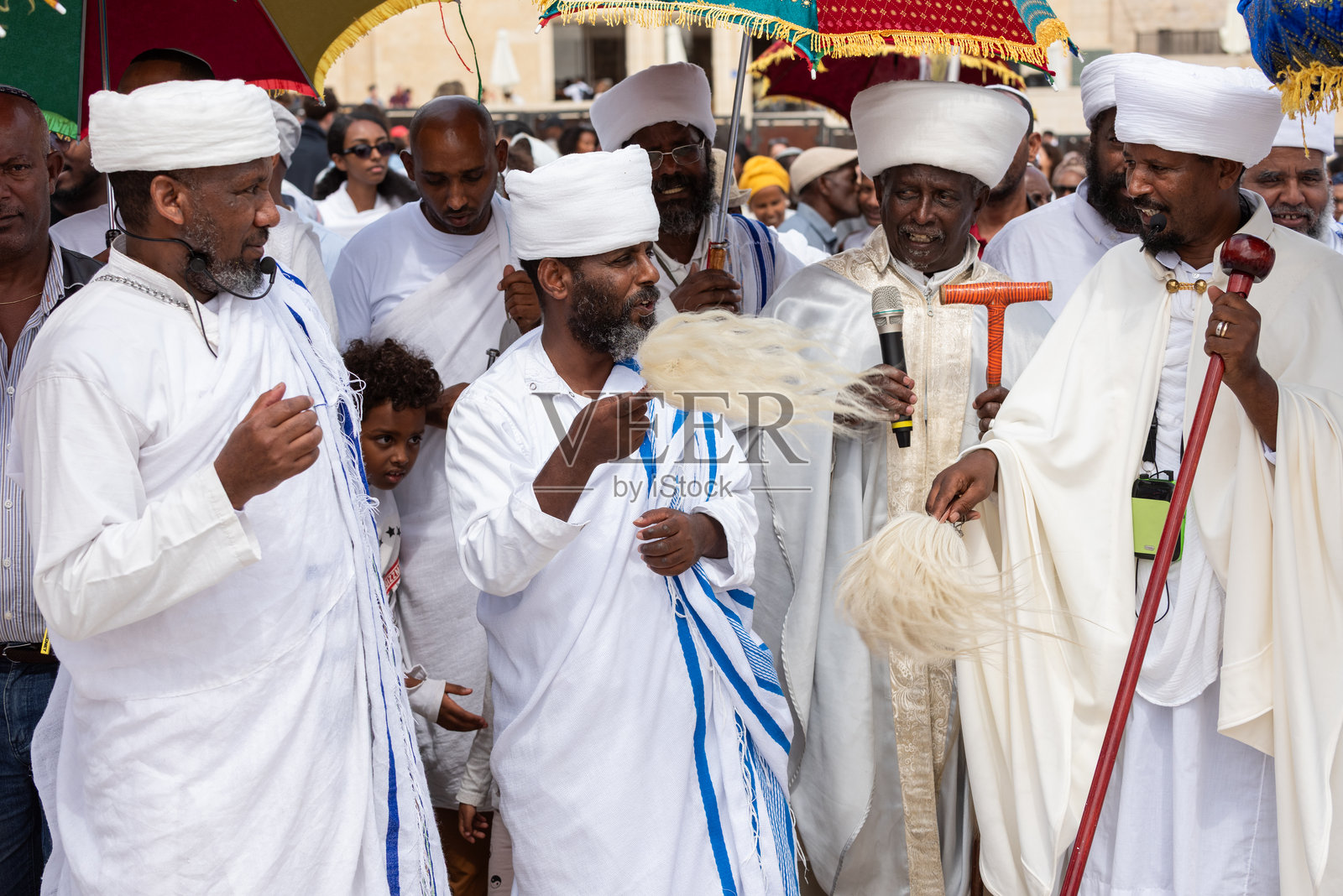 以色列耶路撒冷西墙的Beta Israel埃塞俄比亚犹太社区成员在住棚节期间进行祷告。照片摄影图片