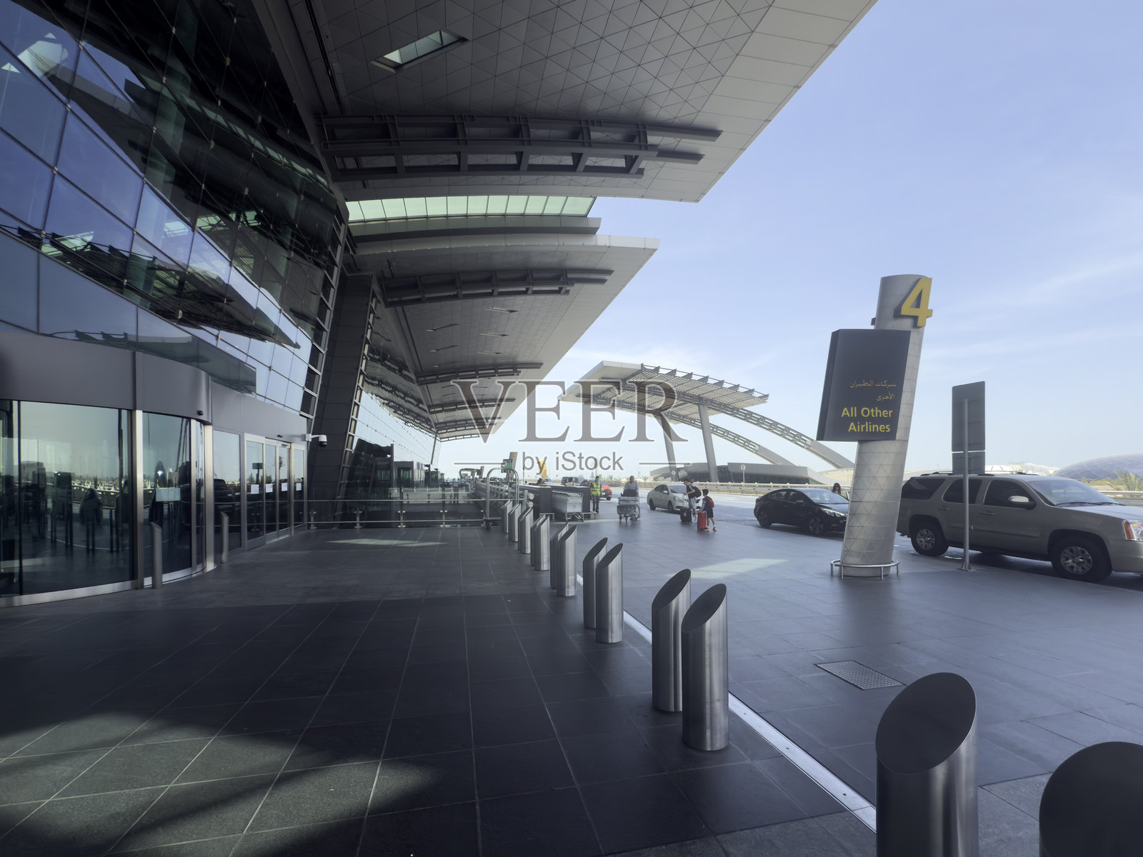 哈马德国际机场的旅客航站楼综合体。照片摄影图片