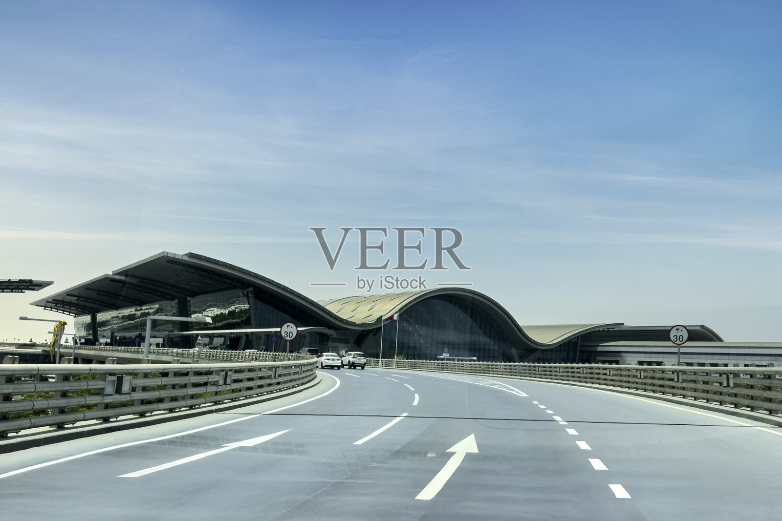 哈马德国际机场的旅客航站楼综合体。照片摄影图片