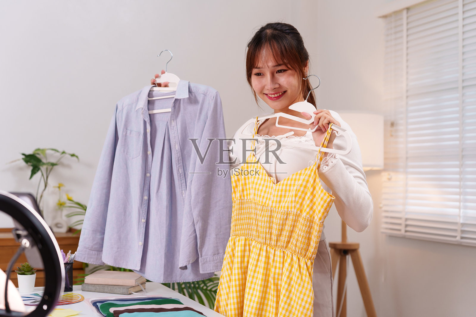 在线个人色彩分析咨询，亚洲女性展示服装，个人风格指导，时尚建议，虚拟色彩调色板指南，成年女性照片摄影图片