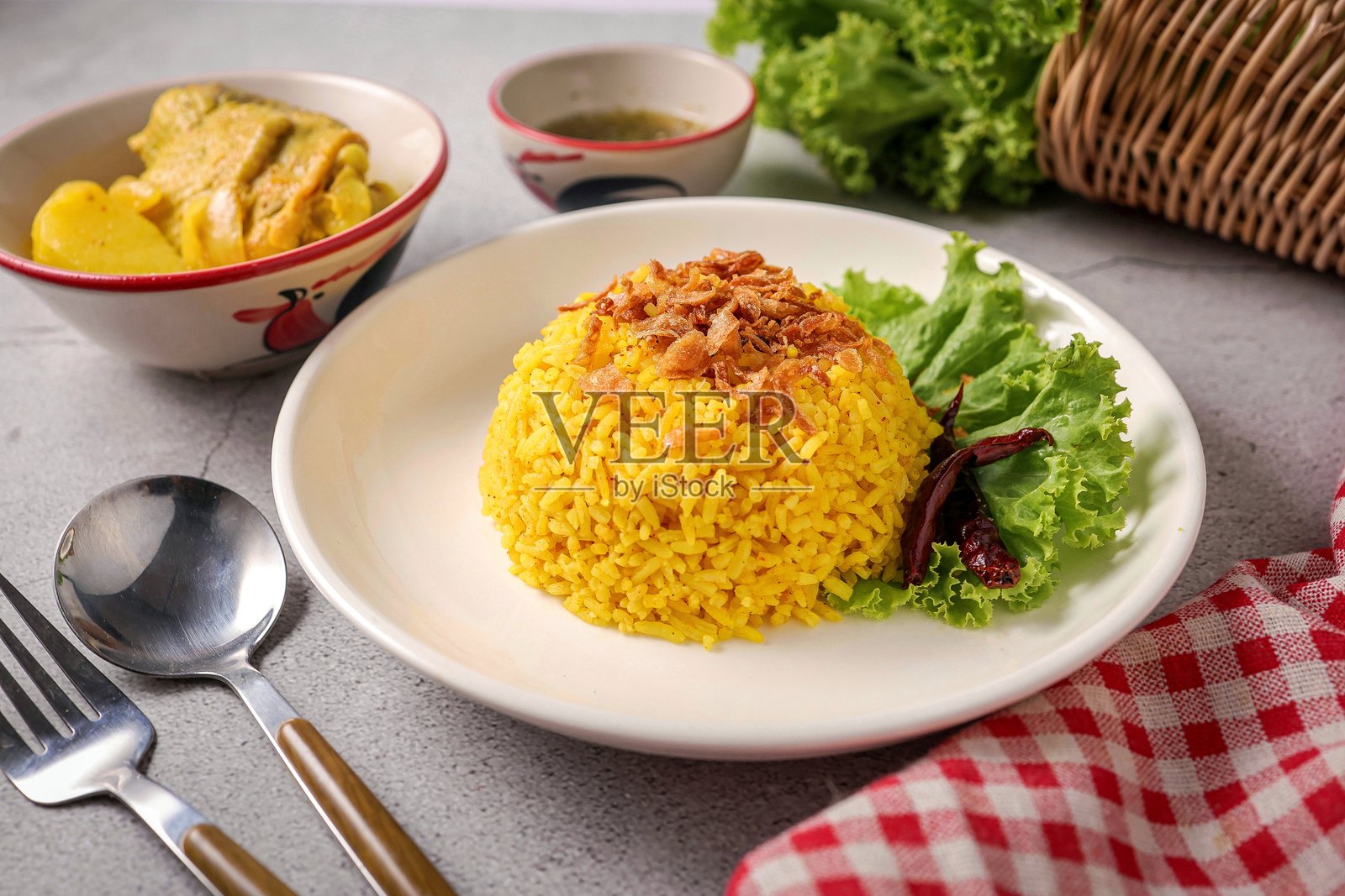 白盘中的鸡肉咖喱香饭，泰语称为Khao Mok Gai照片摄影图片