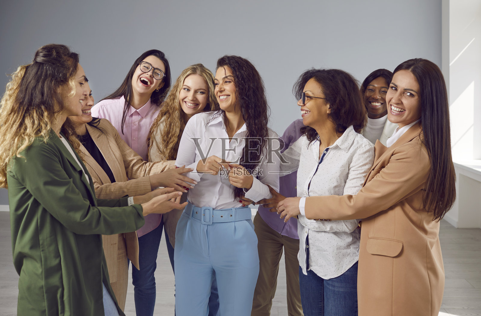 一群快乐的年轻多元化女性商务人士在祝贺她的朋友取得成功照片摄影图片