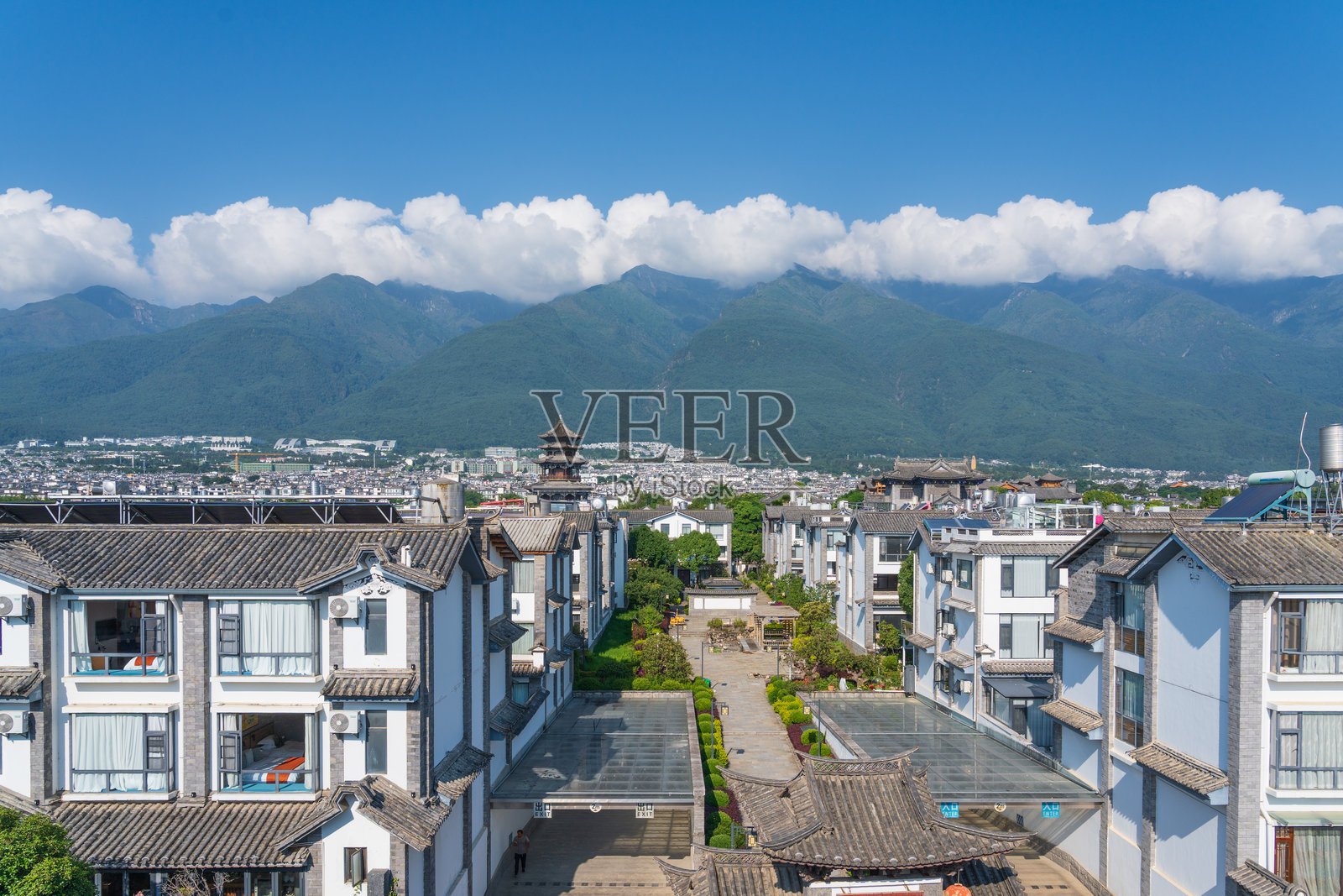 苍山脚下的大理市照片摄影图片